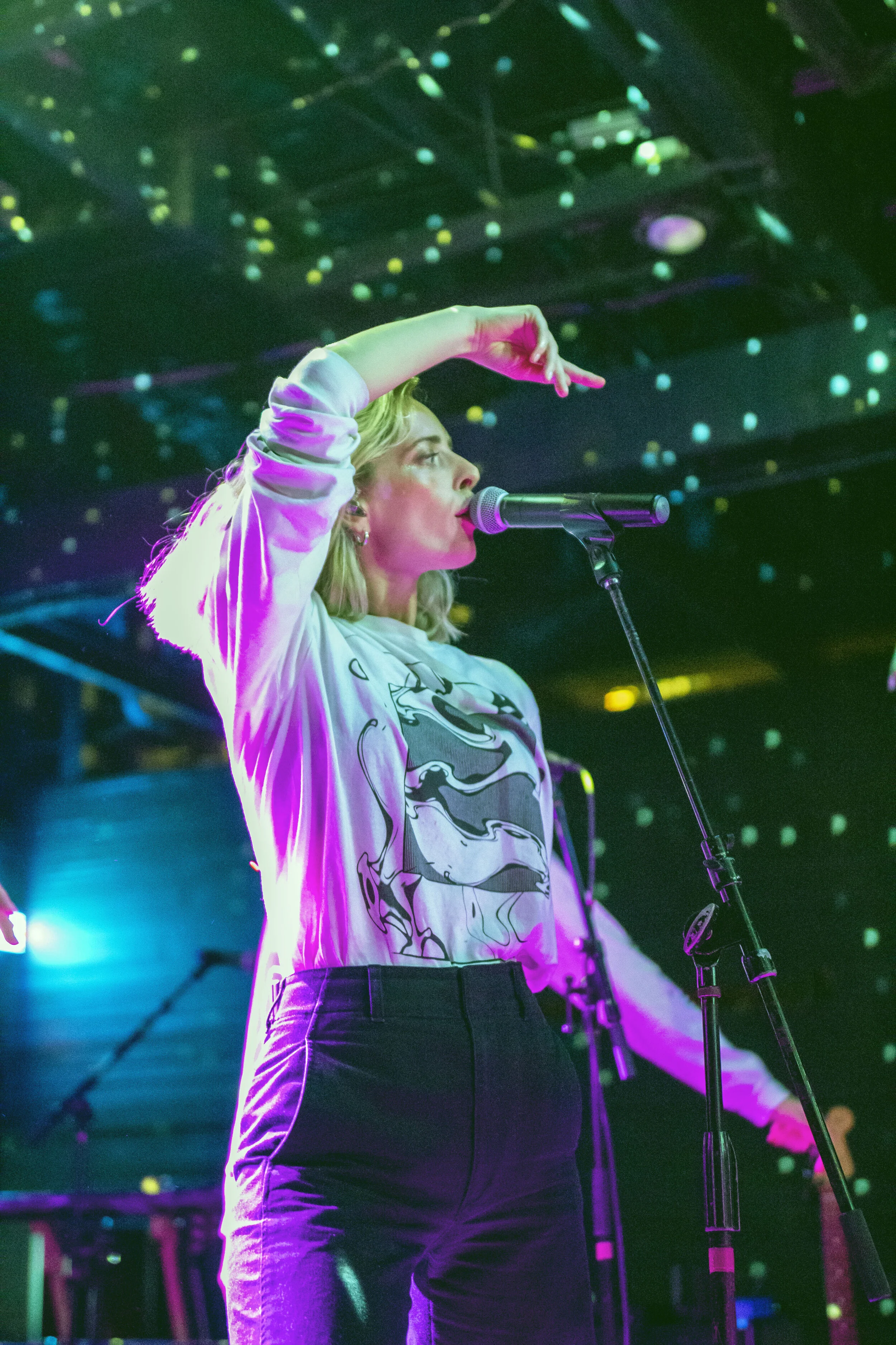 New Zealand singer Chelsea Jade showcases a choreographed performance as the crowd follows along with her swift movements.