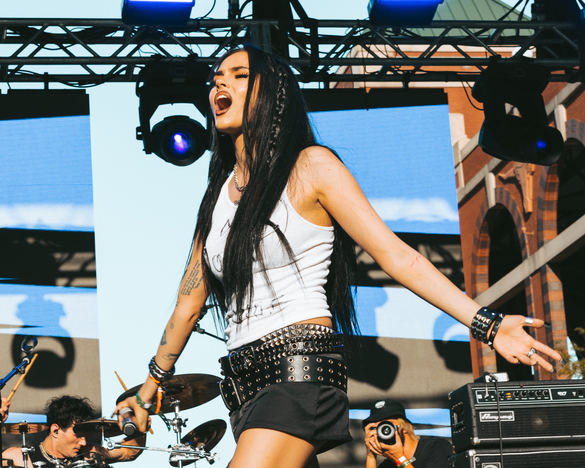  Pop-rock singer-songwriter Maggie Lindemann takes the Hot Topic stage by storm with her hit-filled set. 