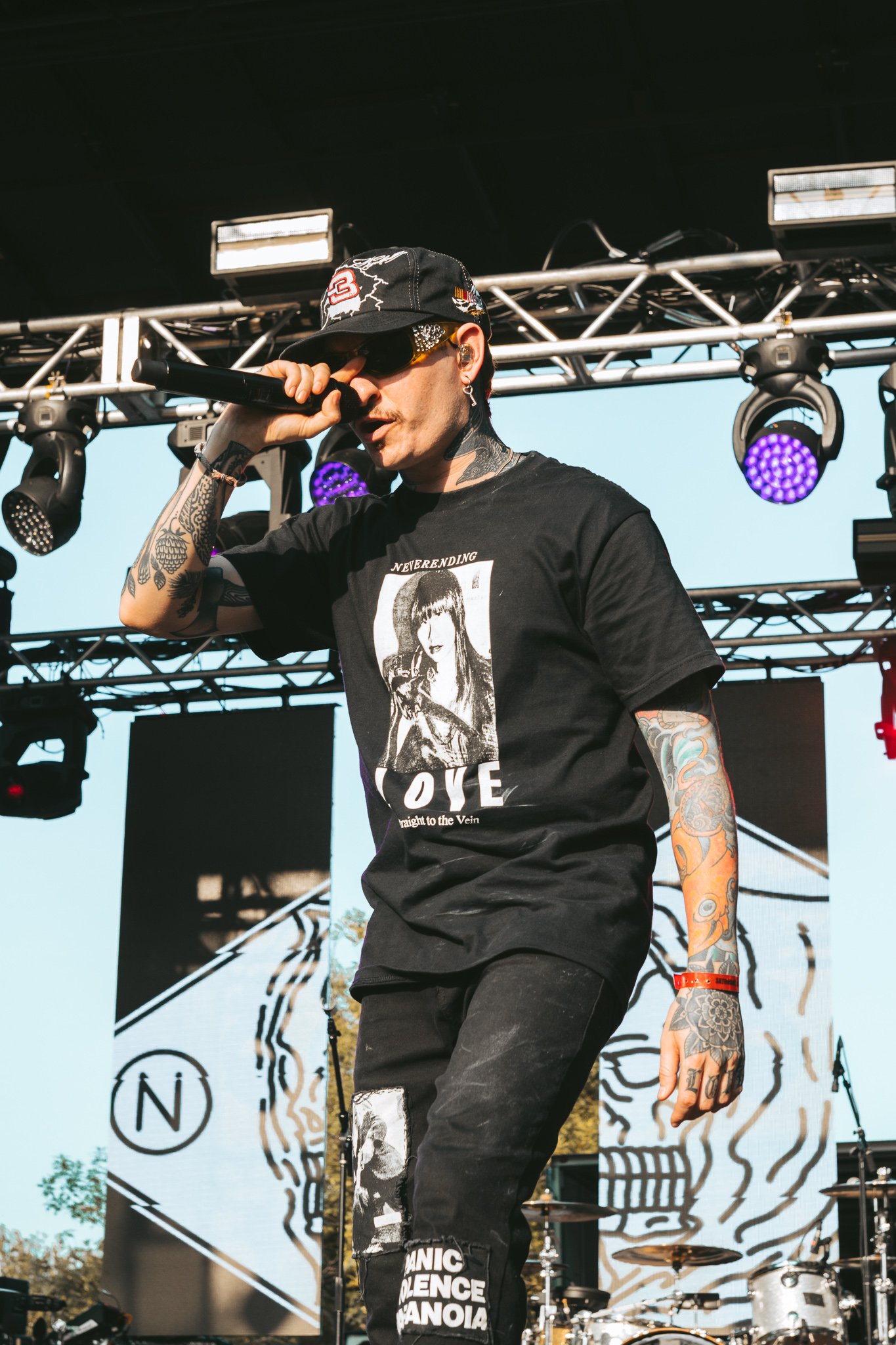  nothing, nowhere performs on the Hot Topic stage. 