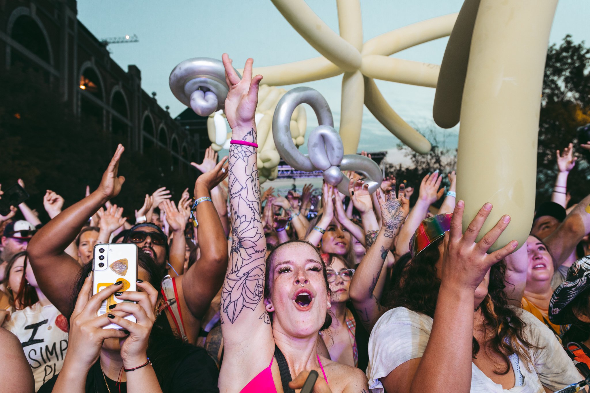  The crowd cheers for Simple Plan. 