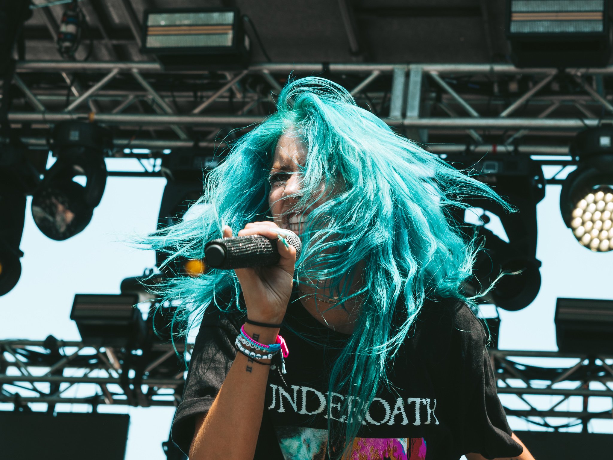  Alternative pop singer-songwriter Charlotte Sands owns the Hot Topic stage with her energetic performance. 