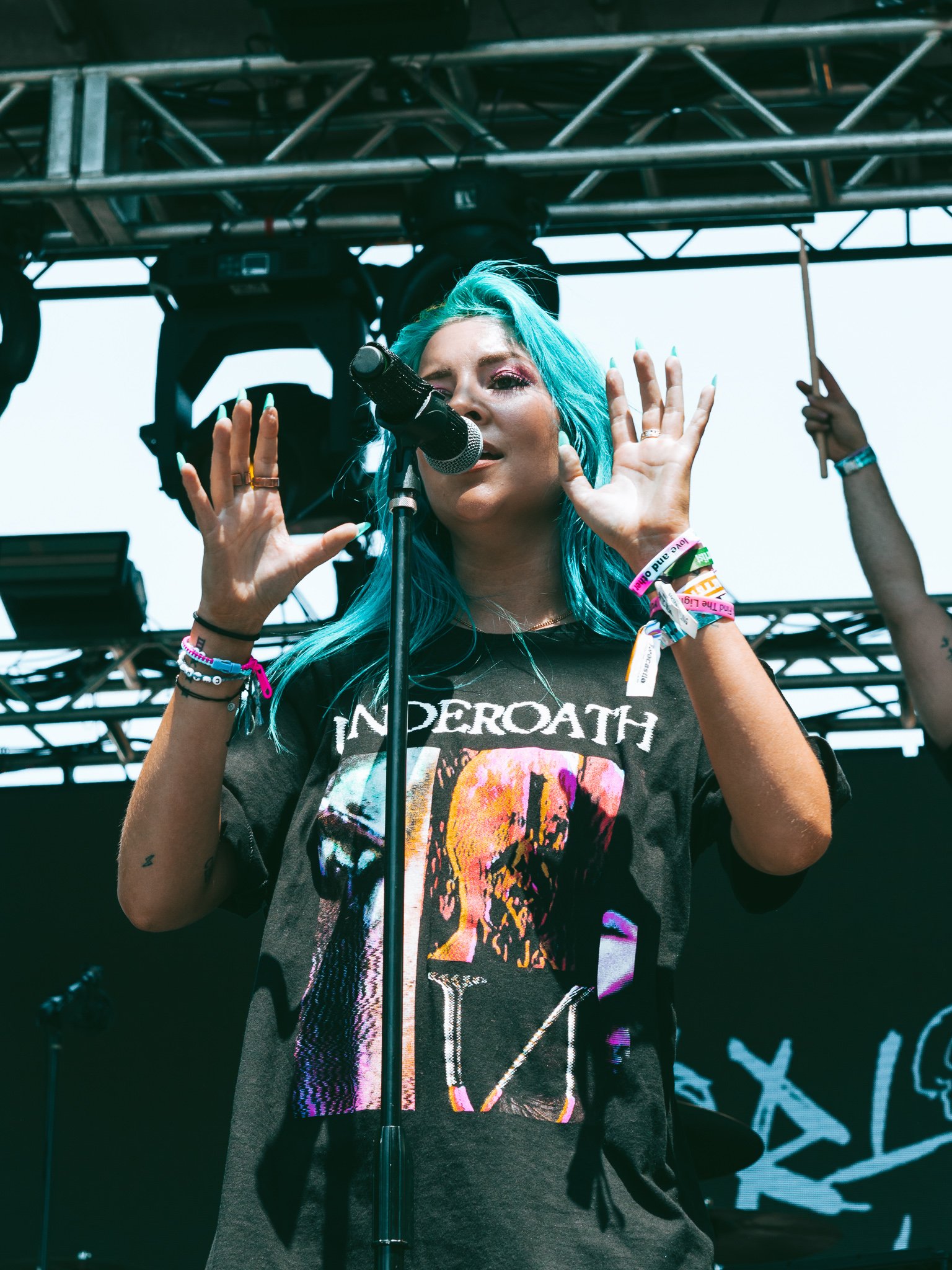  Alternative pop singer-songwriter Charlotte Sands owns the Hot Topic stage with her energetic performance. 