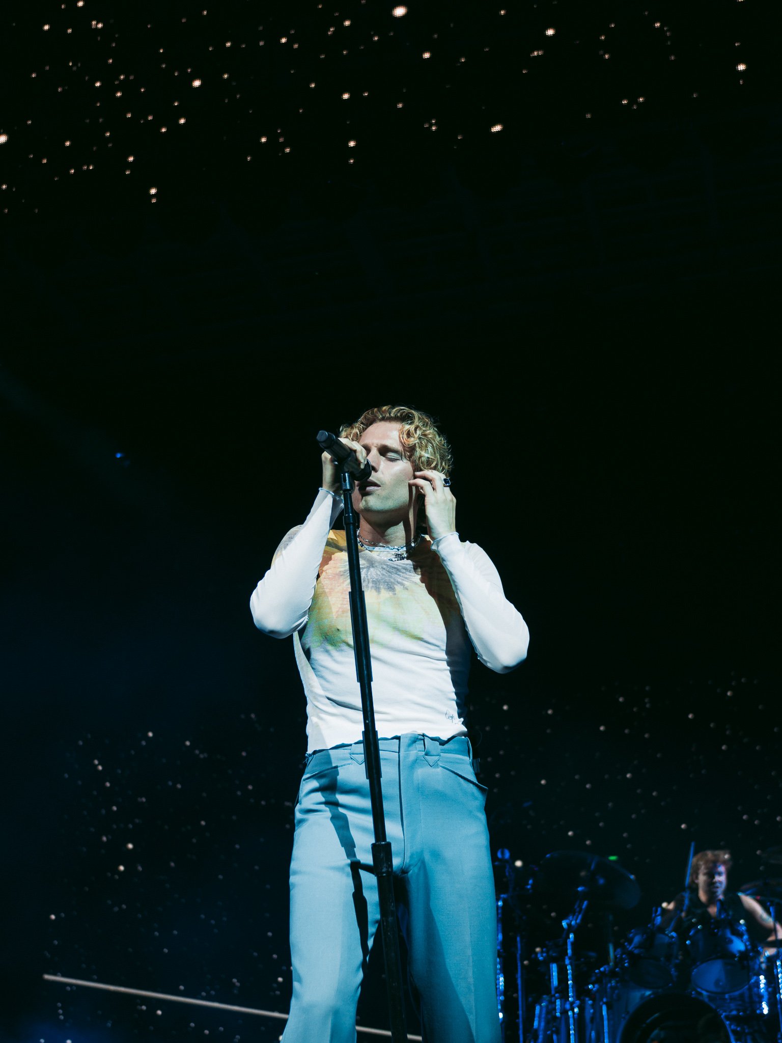  Hemmings sings the band’s hit “Easier” with a starry backdrop. 