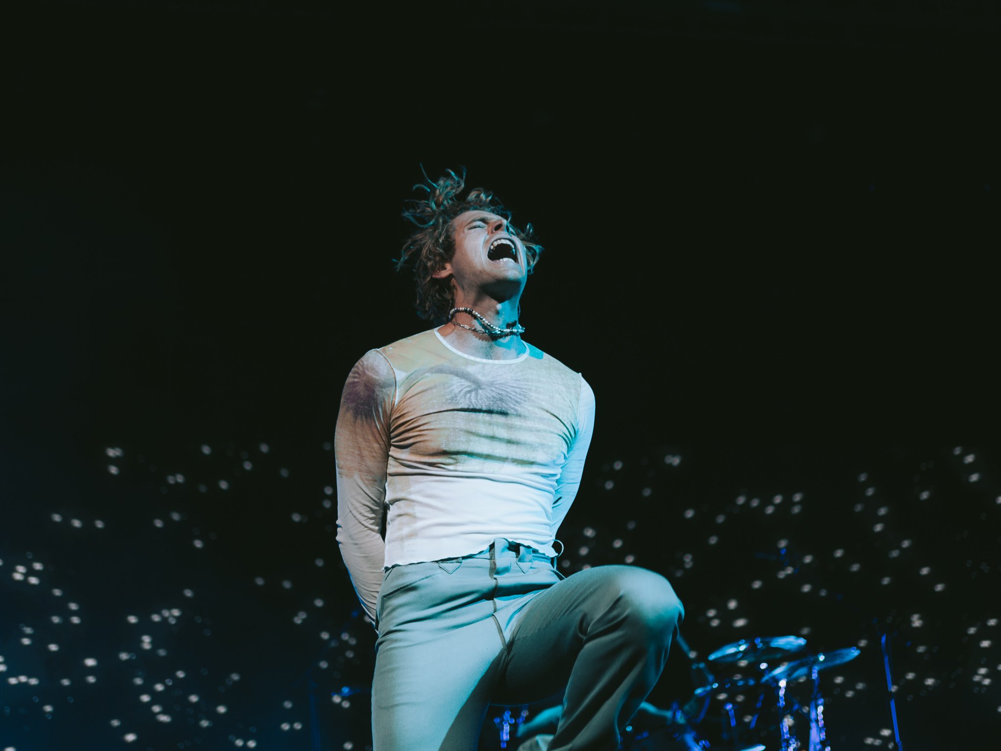  Hemmings sings the band’s hit “Easier” with a starry backdrop. 