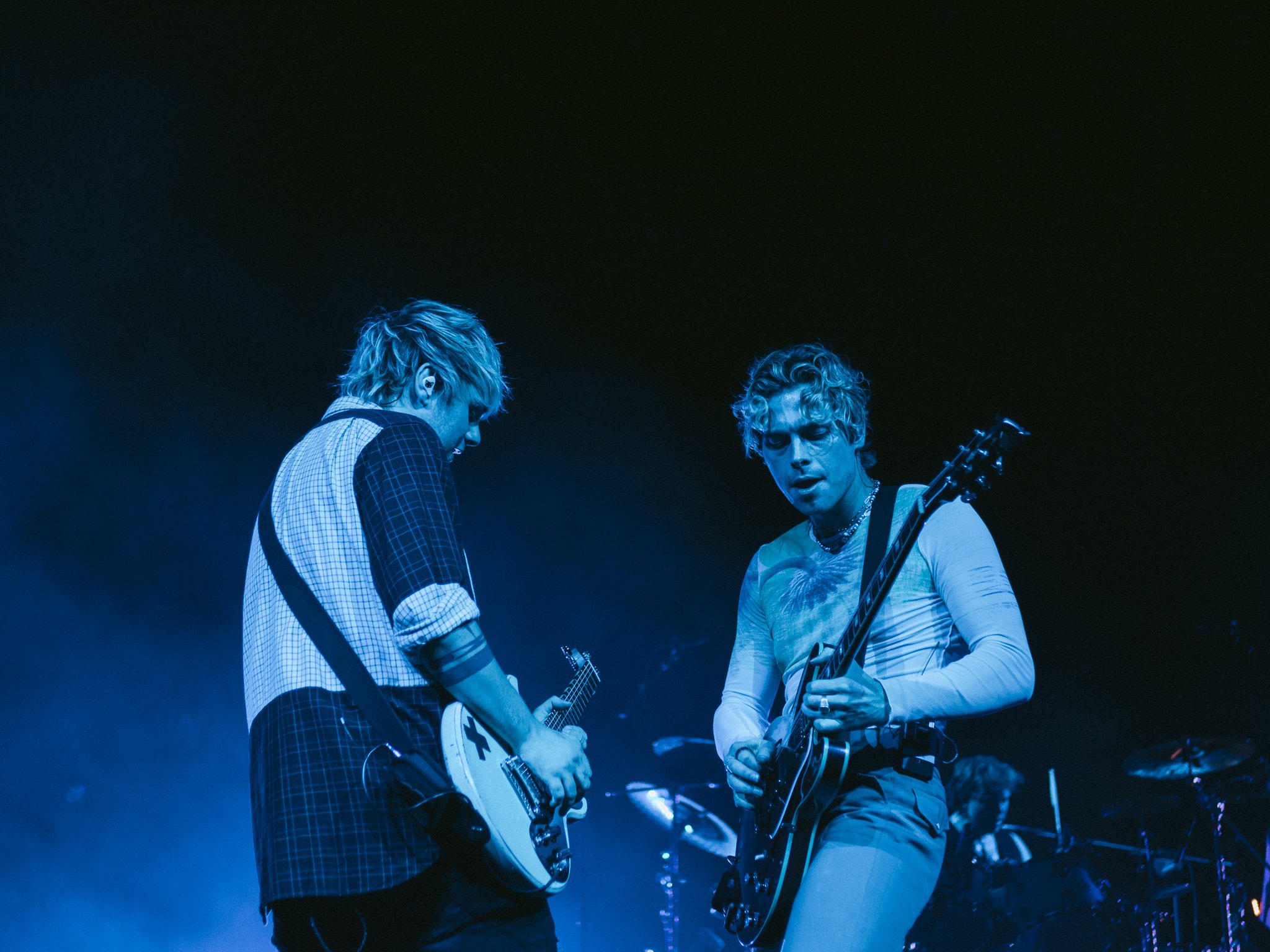  Hemmings and Clifford play together on stage. 