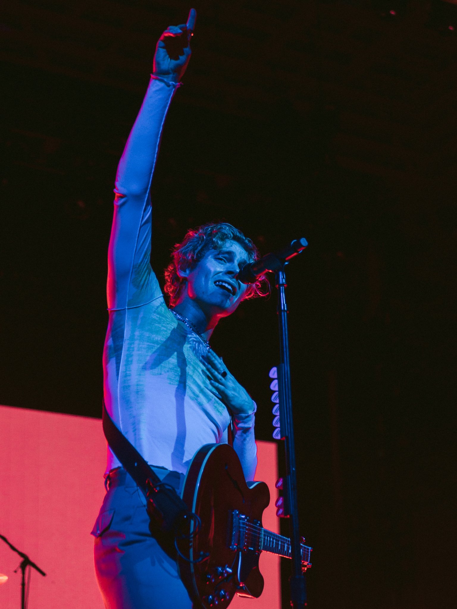  Hemmings sings his heart out for the band’s return to Texas. 