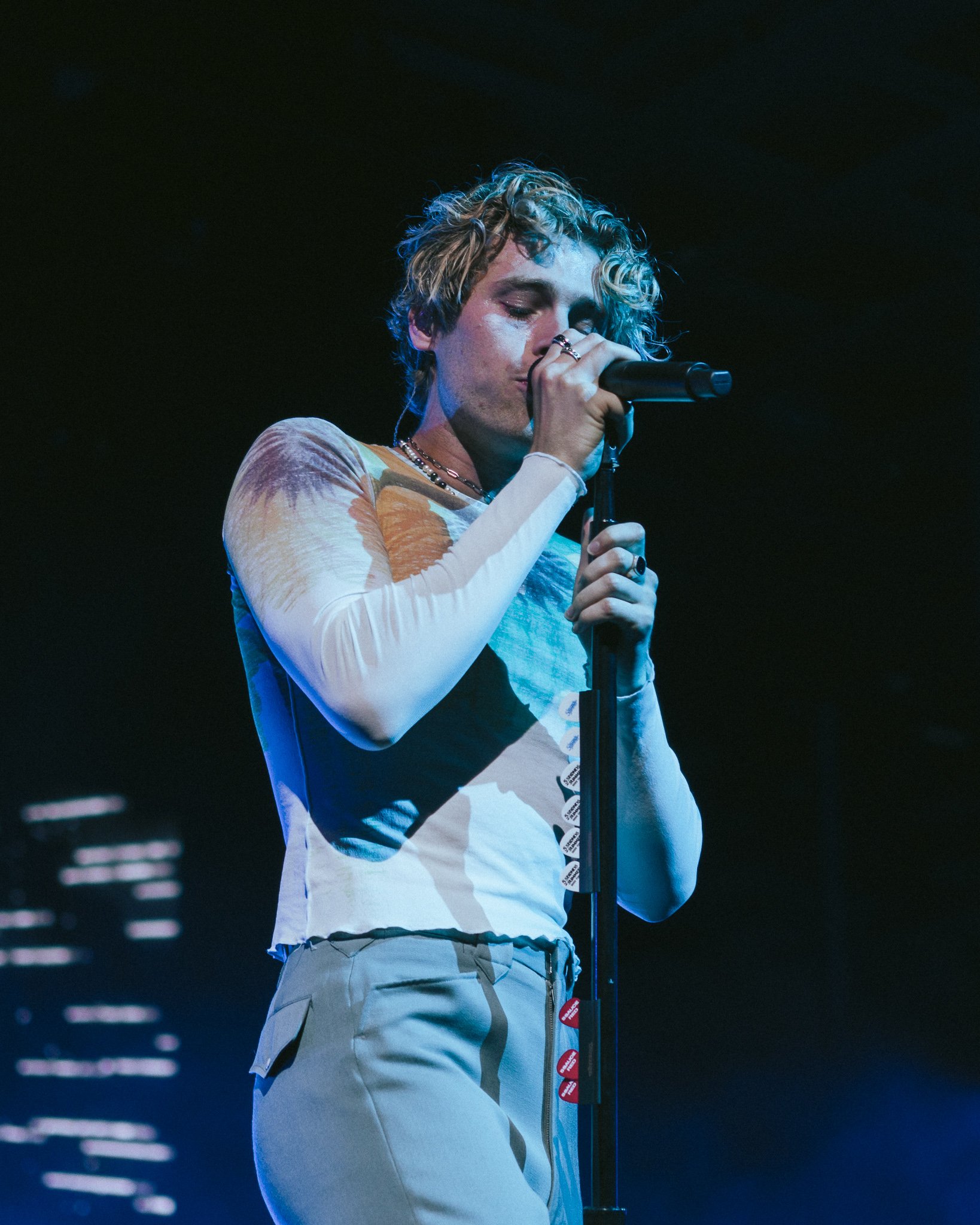  Hemmings sings the band’s hit “Easier” with a starry backdrop. 