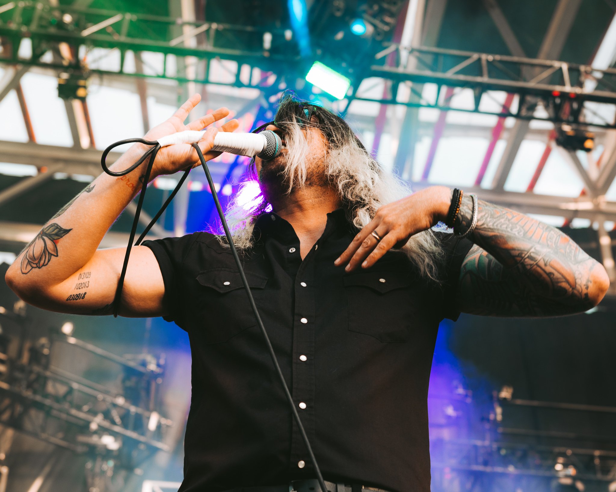  Taking Back Sunday frontman Adam Lazzara commands the stage. 