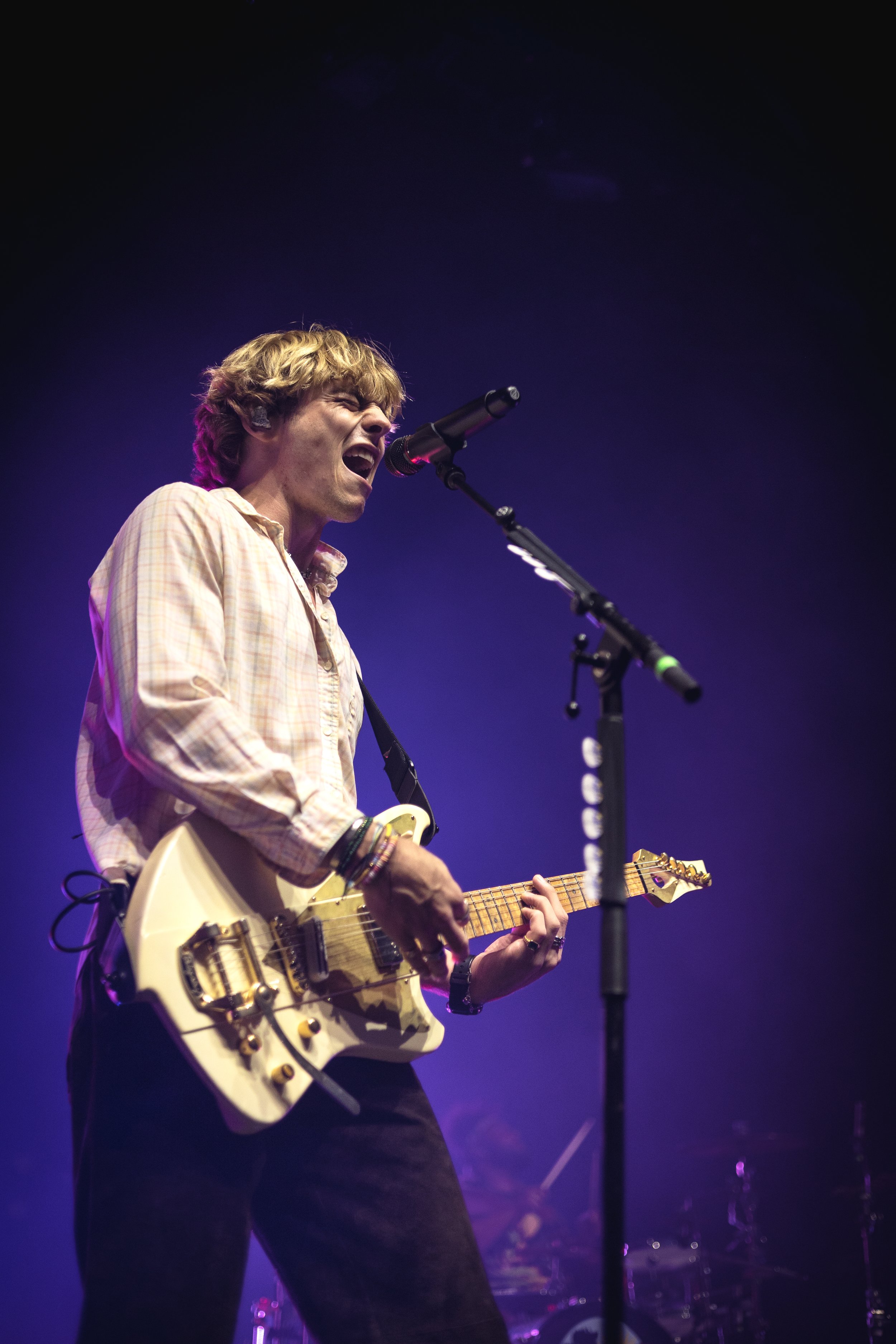  Ross Lynch serenades the crowd while putting his whole body into the performance. 