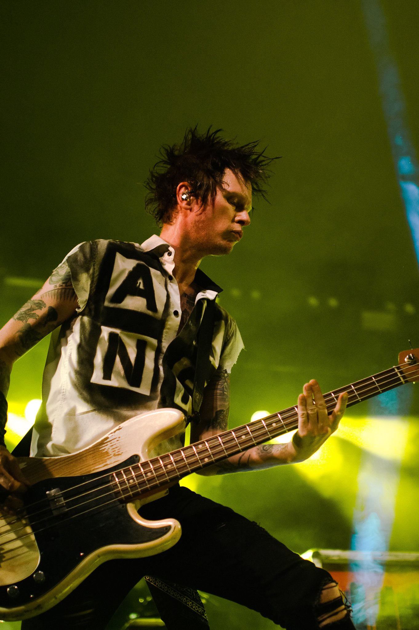  Bassist Jason McCaslin of Sum 41 plays his heart out to the excited crowd. 