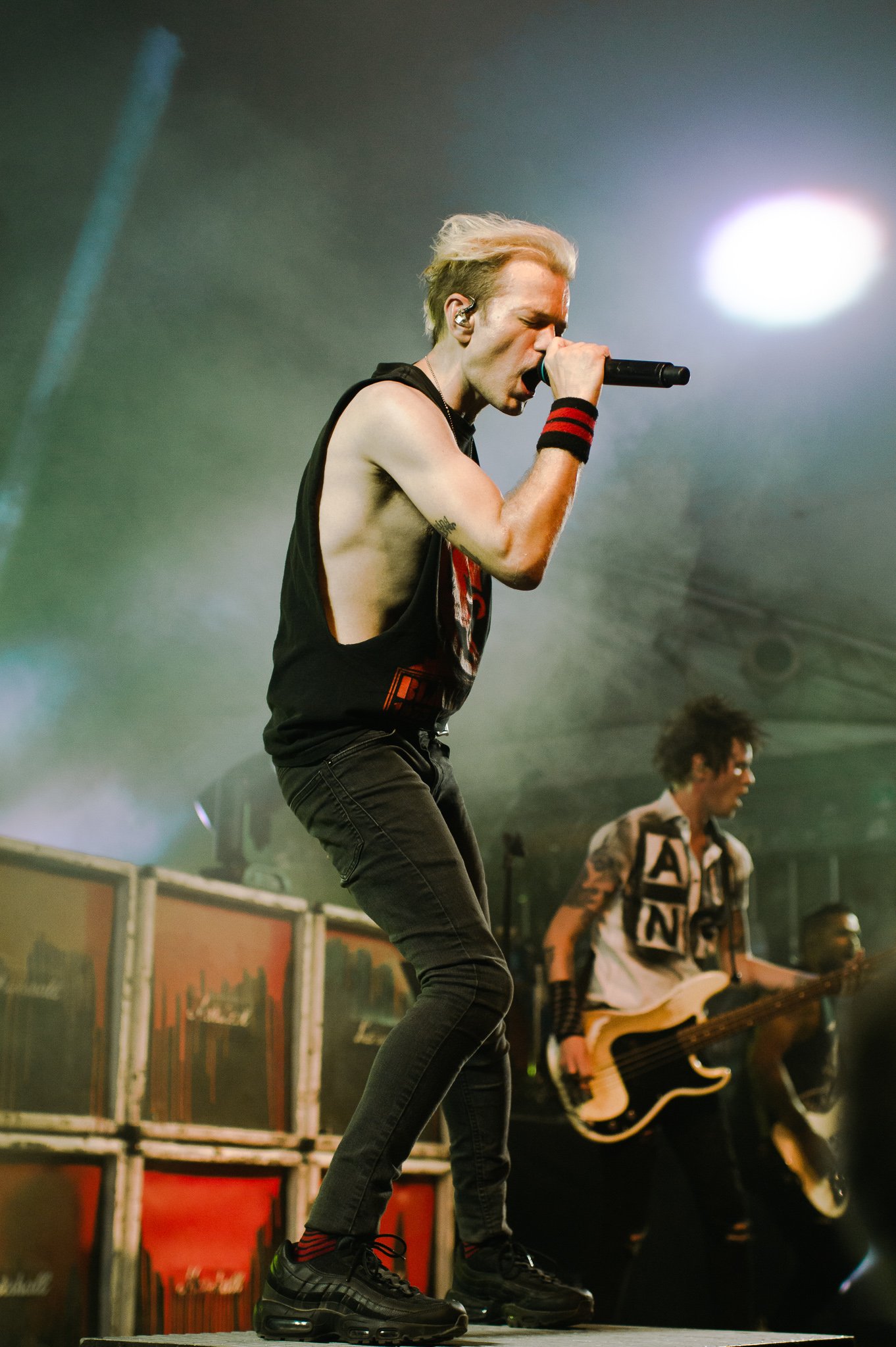  Deryck Whibley, lead singer of Sum 41, belts out crowd favorites. 