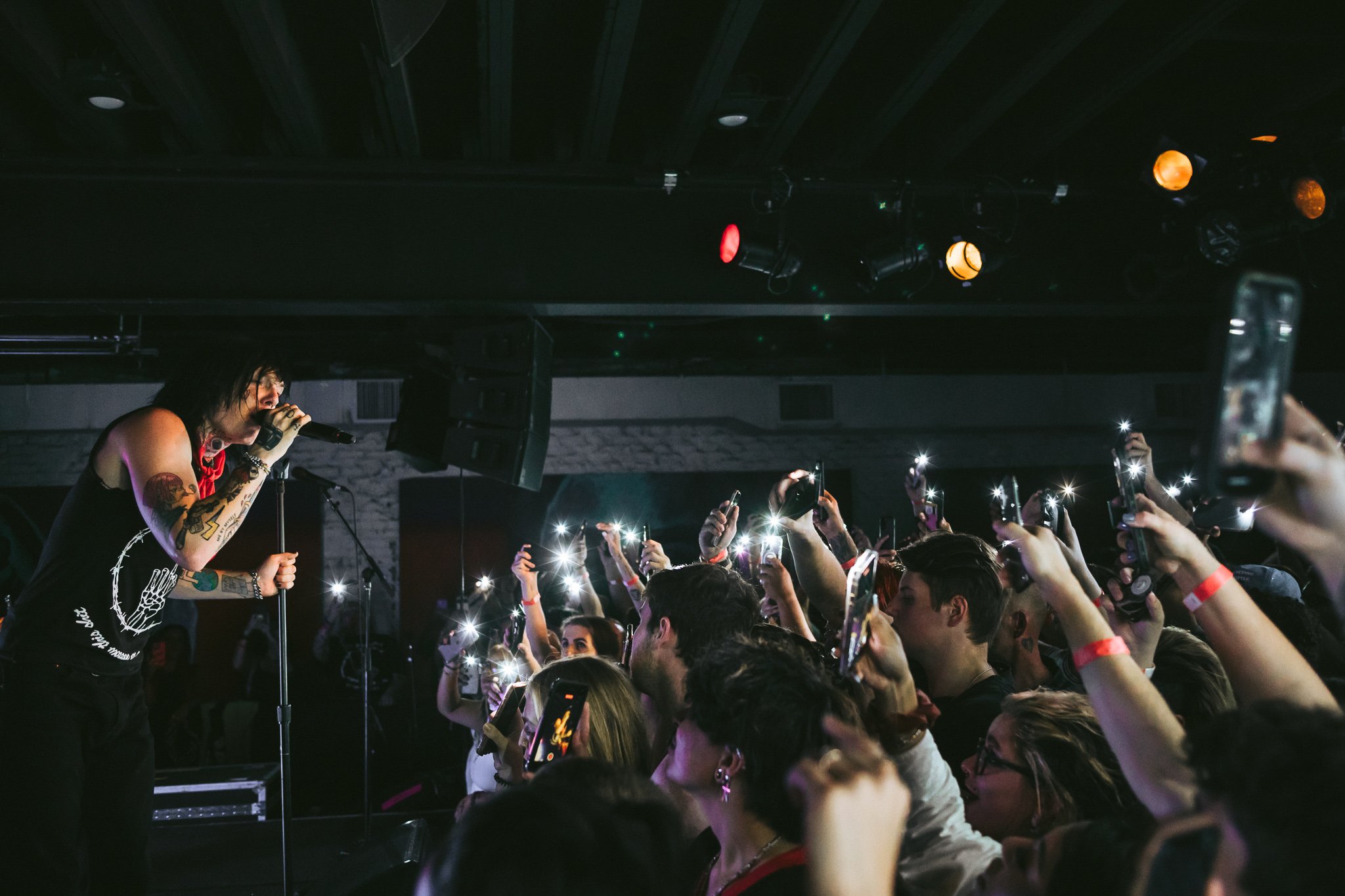  The crowd holds up their phone flashlights for Sueco’s song “Salt.” 