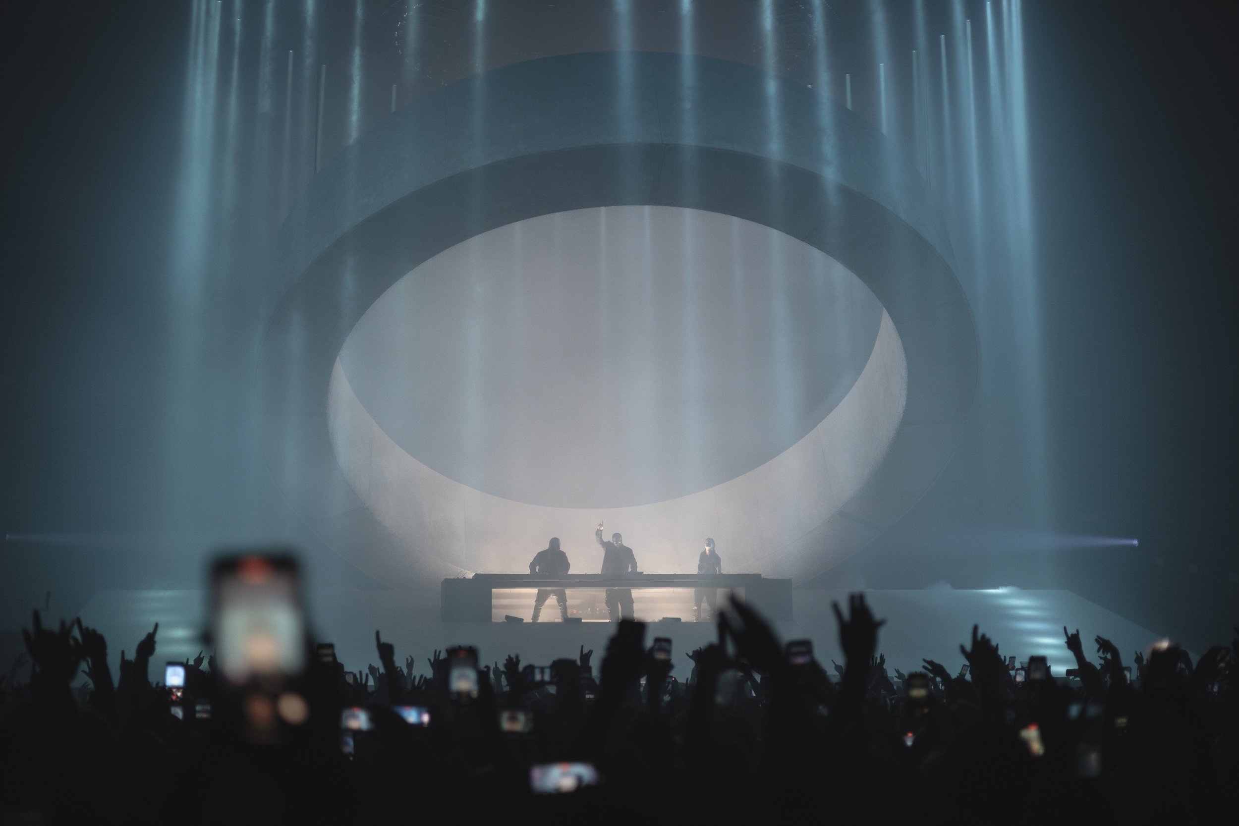  The Swedish House Mafia trio puts on an electric performance for video-ready fans. 
