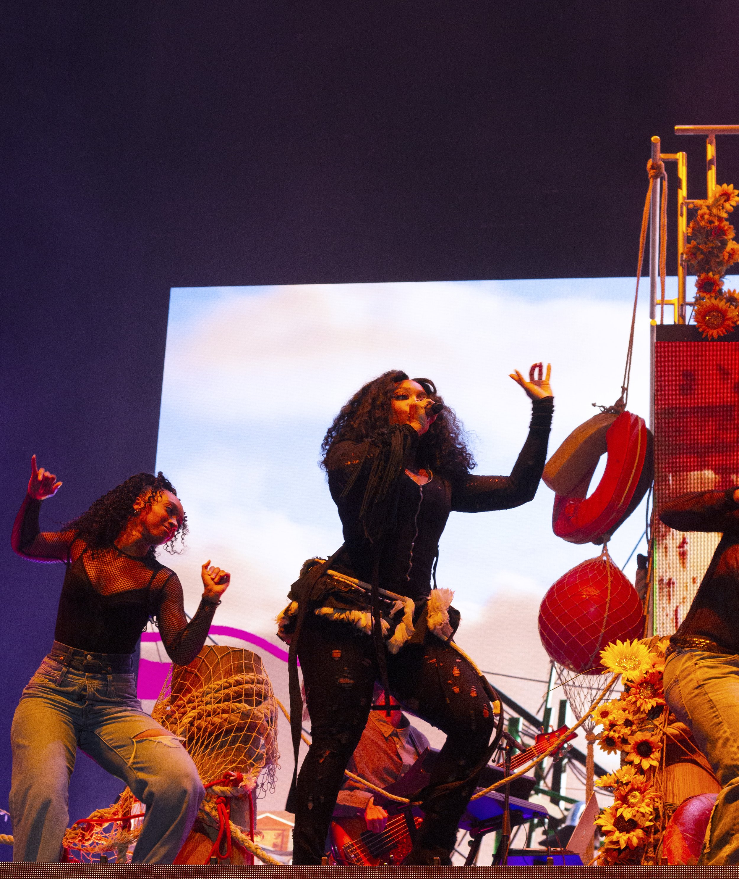  SZA sings with her dancers during her headline performance at ACL. 