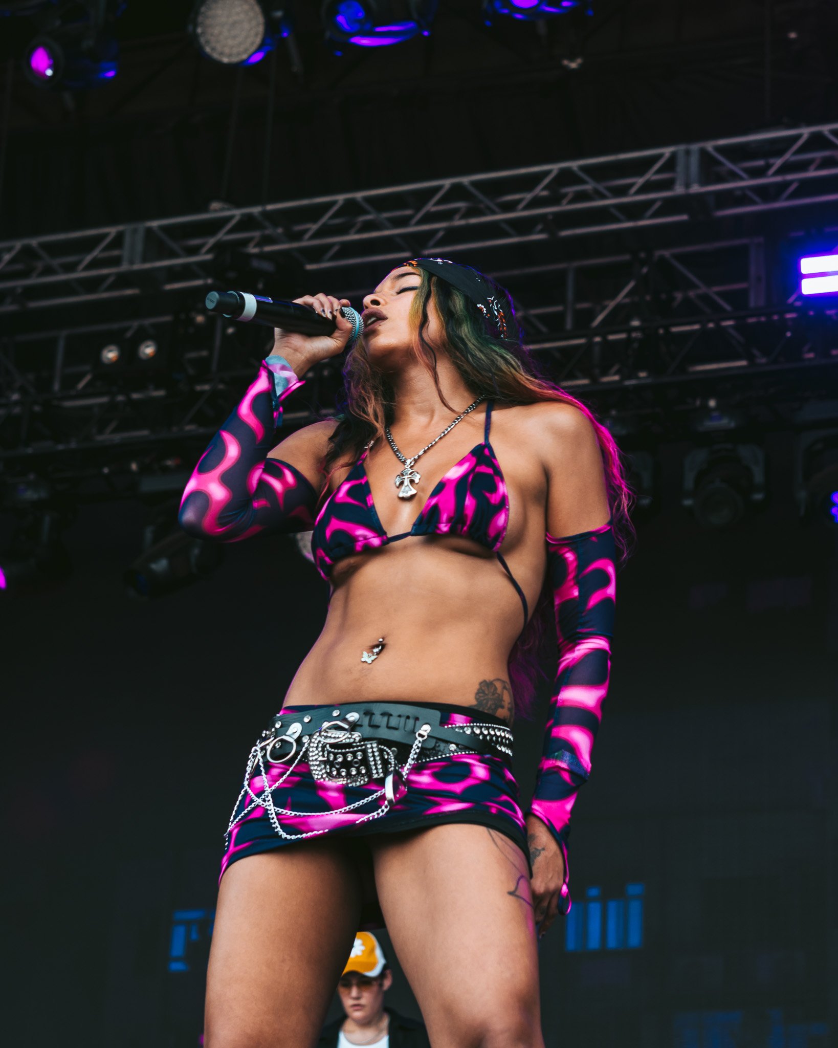  Hip-hop icon Princess Nokia lights up the T-Mobile stage with her charismatic performance. 