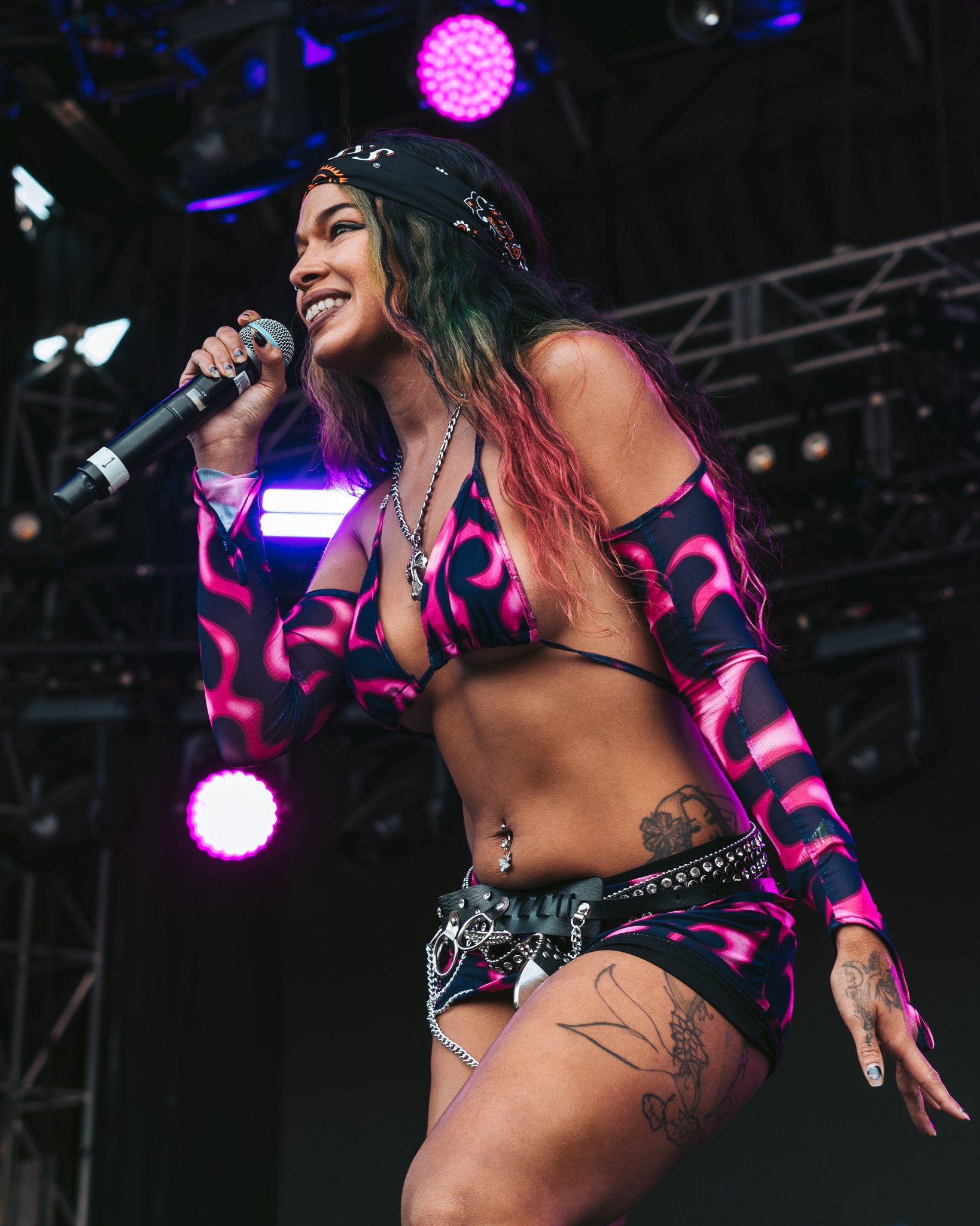  Hip-hop icon Princess Nokia lights up the T-Mobile stage with her charismatic performance. 