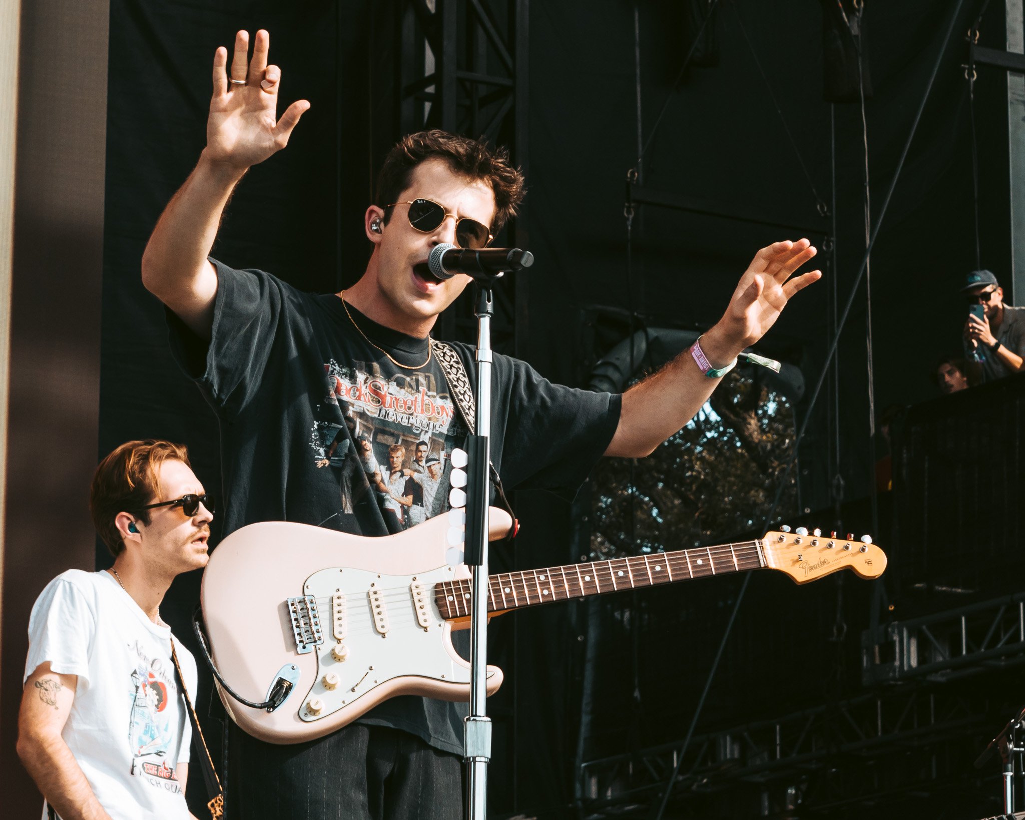  Indie-rock band Wallows opens their set with “Scrawny”   and “I’m Full.” 