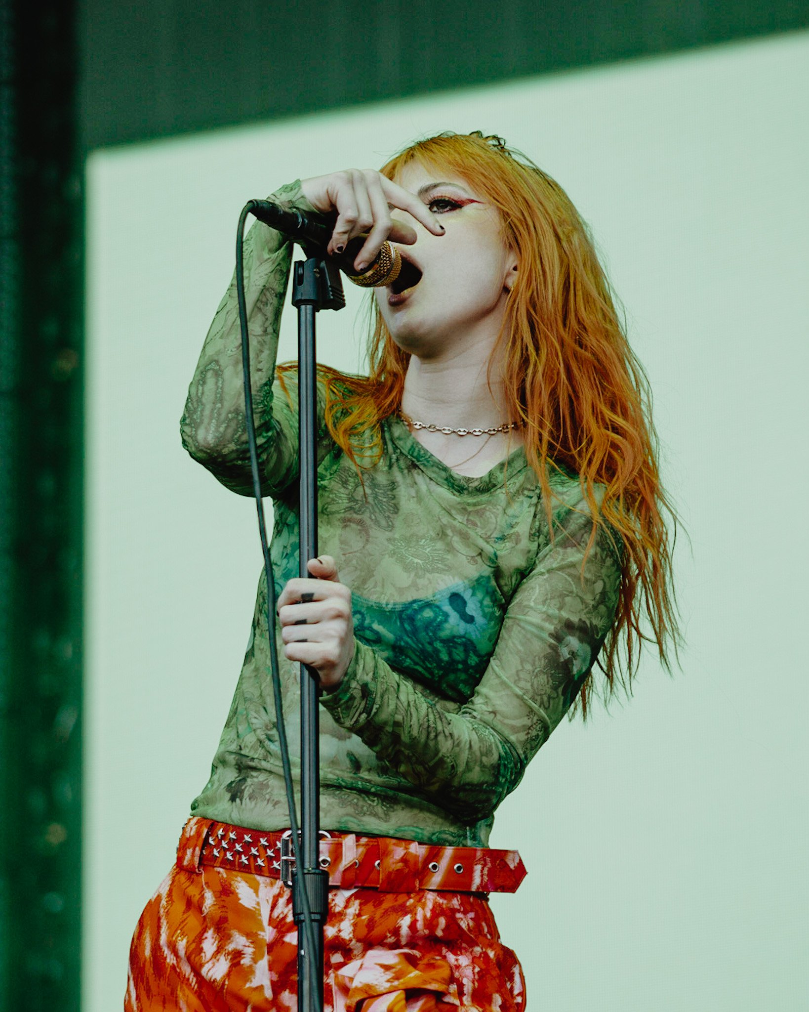  Iconic pop-punk band Paramore opens up its set with hits “Brick by Boring Brick” and “Hard Times.” 