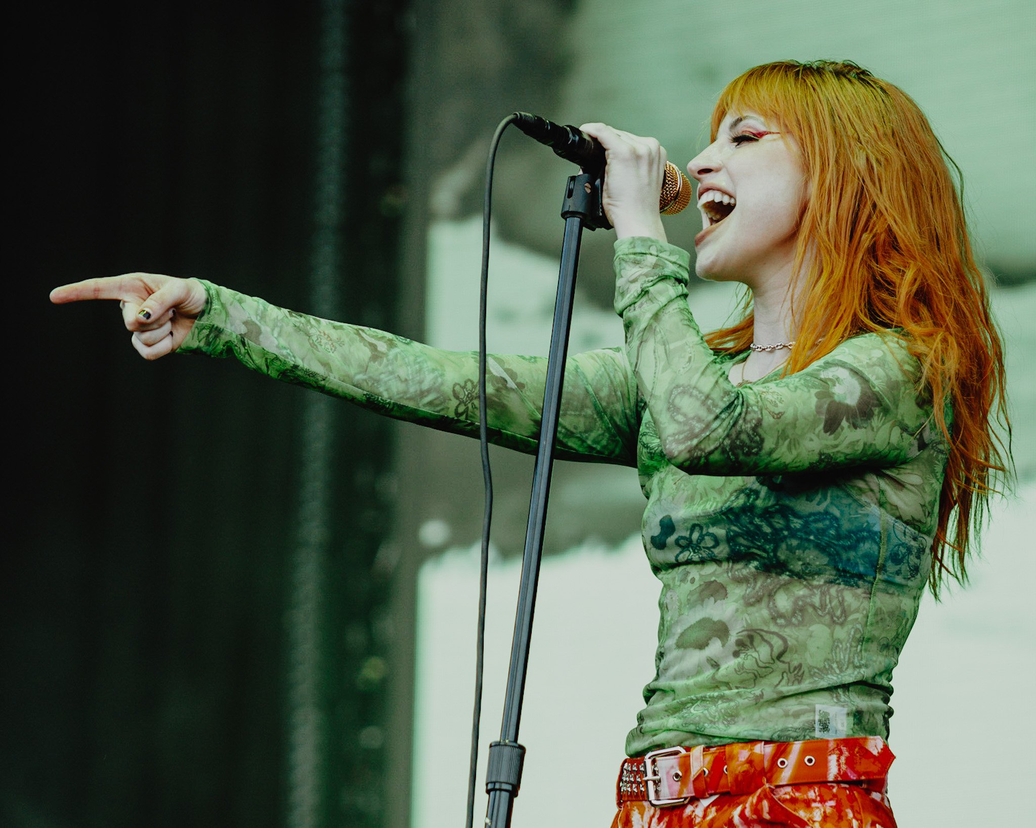  Iconic pop-punk band Paramore opens up its set with hits “Brick by Boring Brick” and “Hard Times.” 