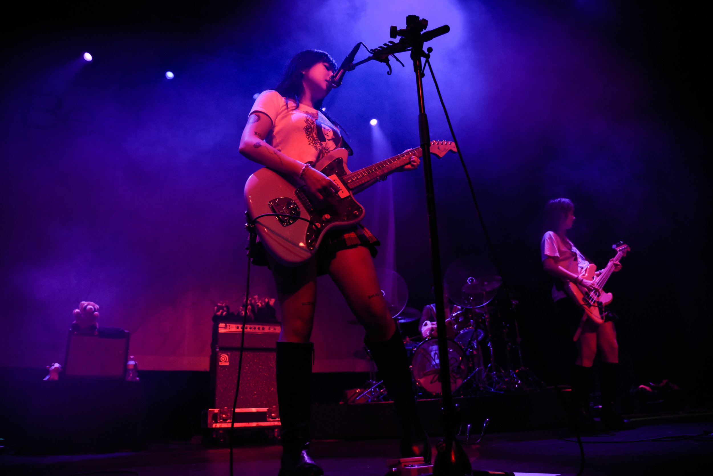  Beabadoobee shreds on her guitar. 