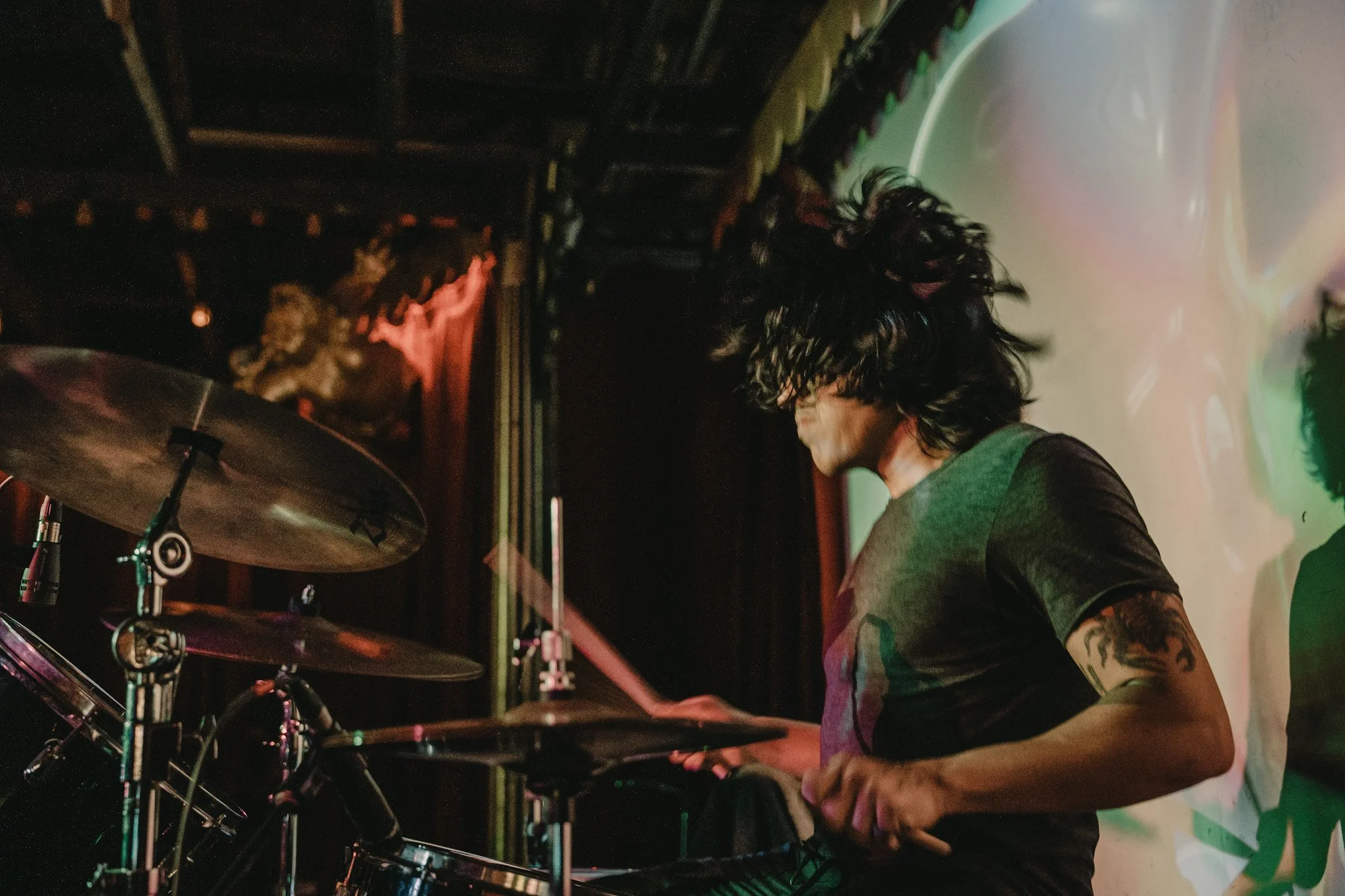 Rock band Tealwaves swaps instruments and plays cover songs like “Reptilia” by The Strokes and “Just A Girl'' by No Doubt. Photo by Elina Carrasco