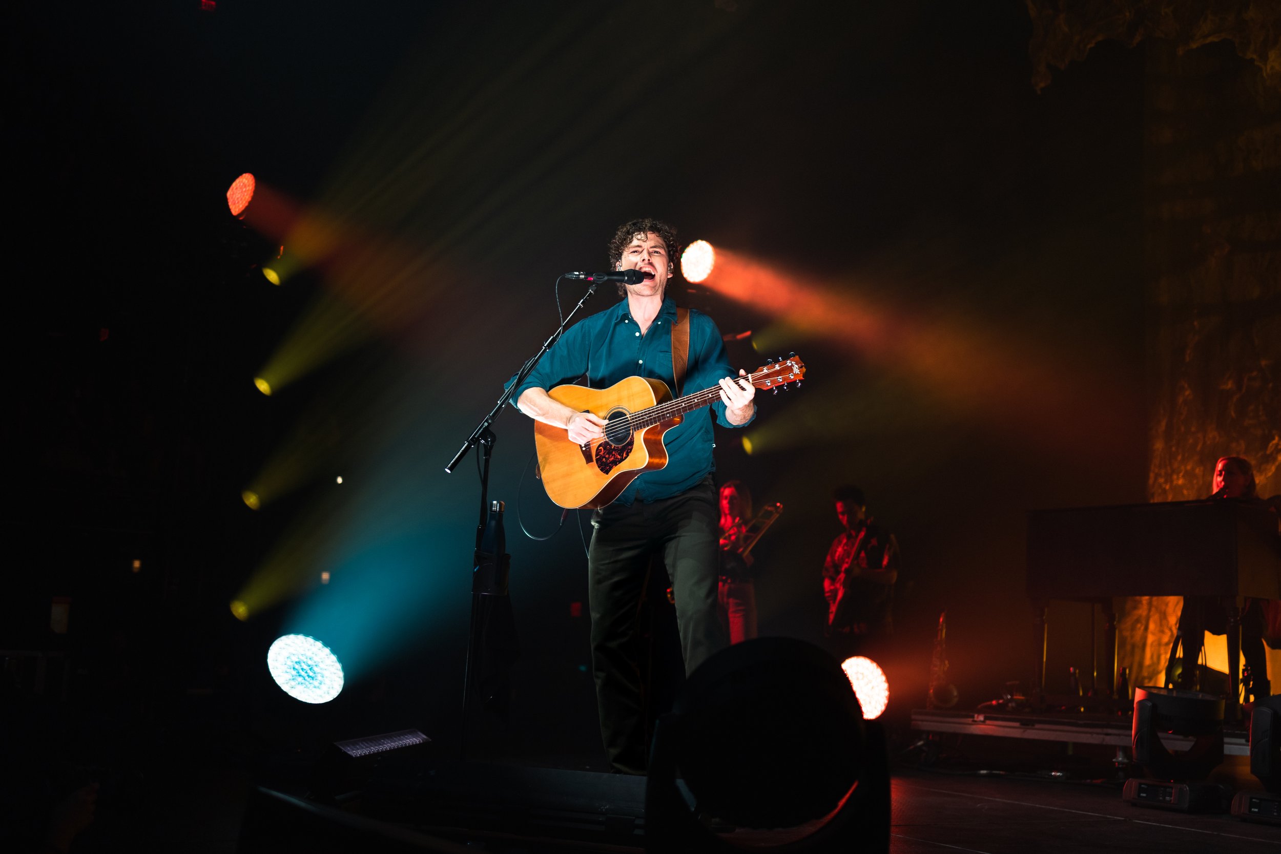  James Gabriel Keogh, professionally known as Vance Joy, belts out “Like Gold.” 