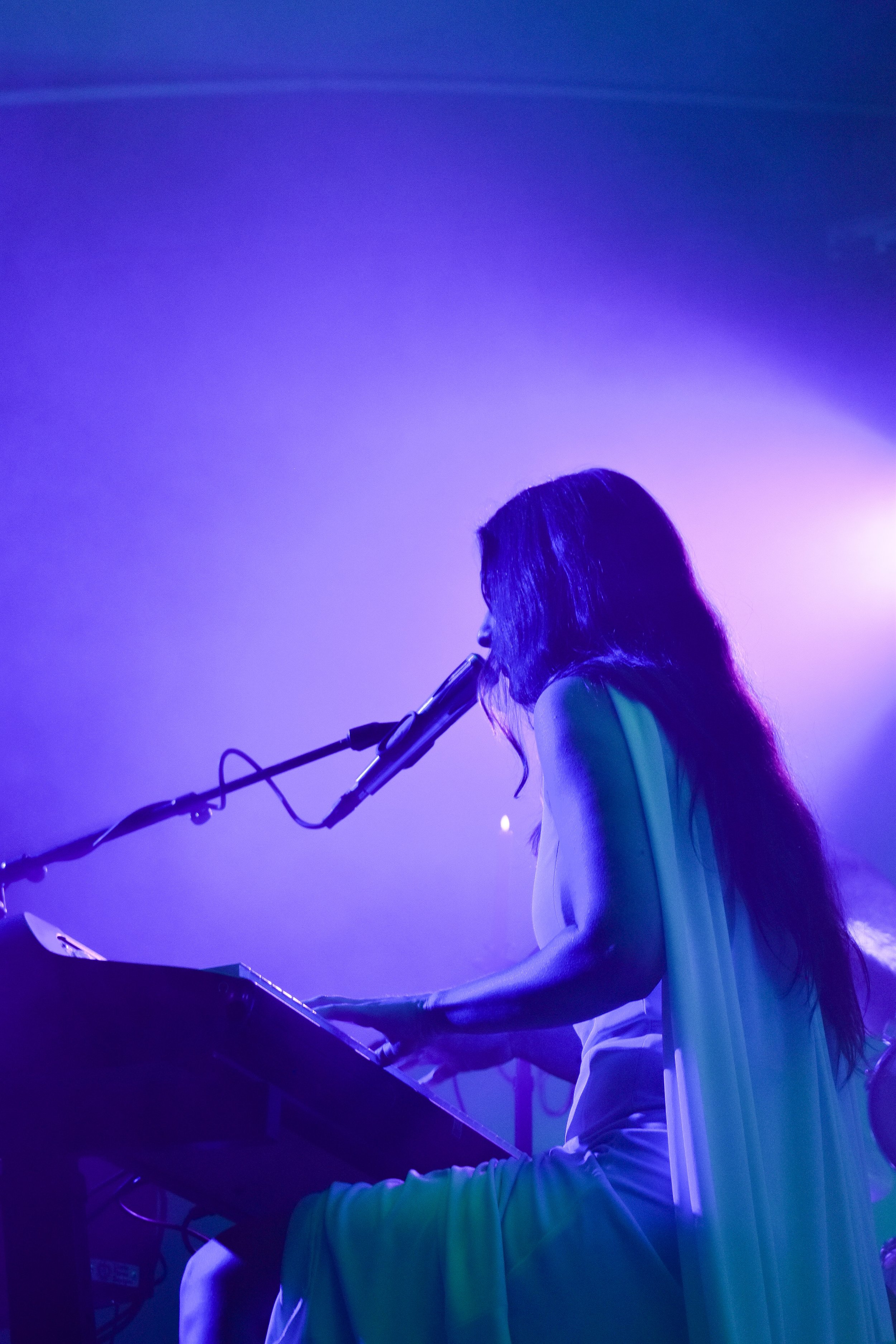  Weyes Blood moves to the piano to perform “Everyday.” Before she starts, she suggests the crowd mosh to the melodramatic piece. 