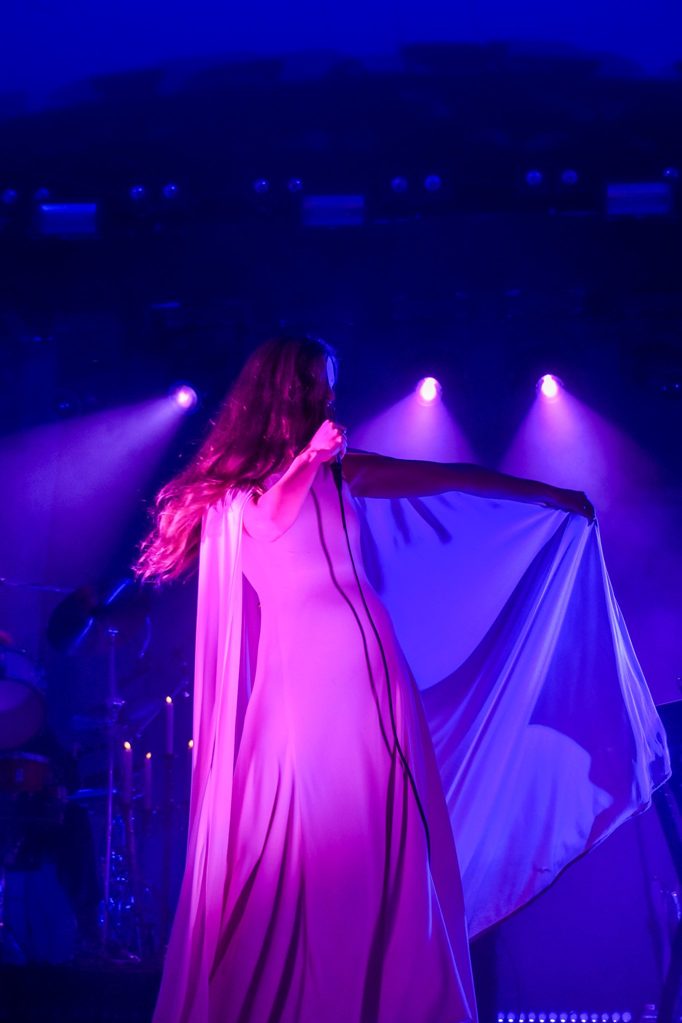  As Weyes Blood performs “Twin Flame,” she waves her cloak gracefully, revealing a glowing heart beneath her dress. 