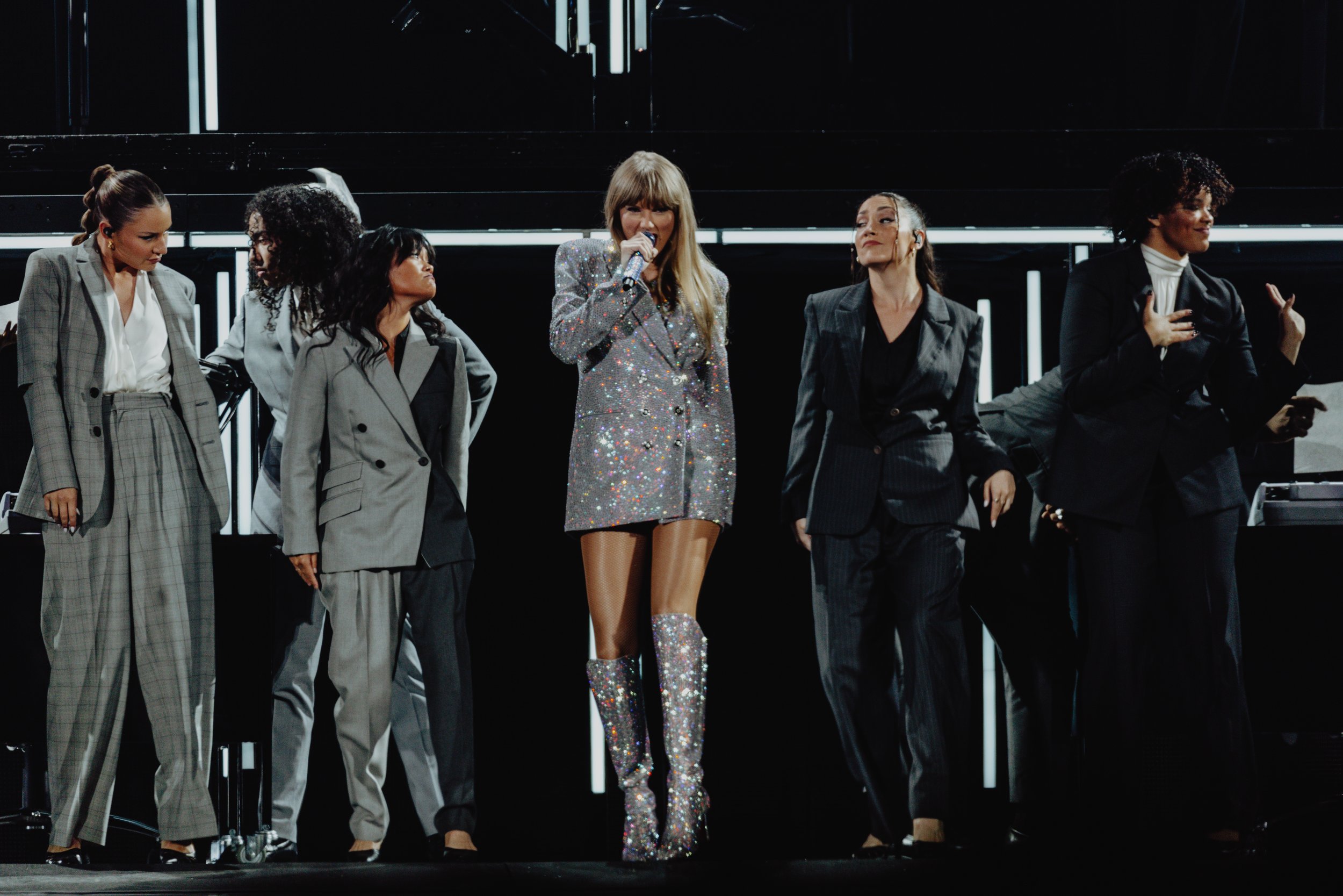  Swift makes a powerful statement performing “The Man” with her expressive dancers. 