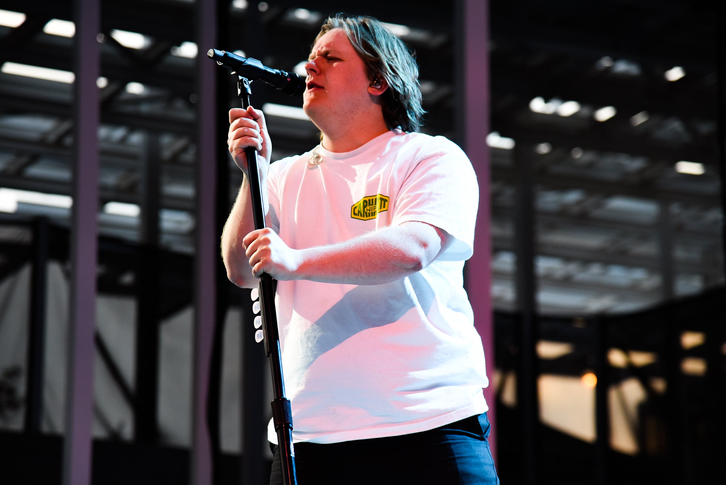  Lewis Capaldi performs the opening song “Forget Me.” 