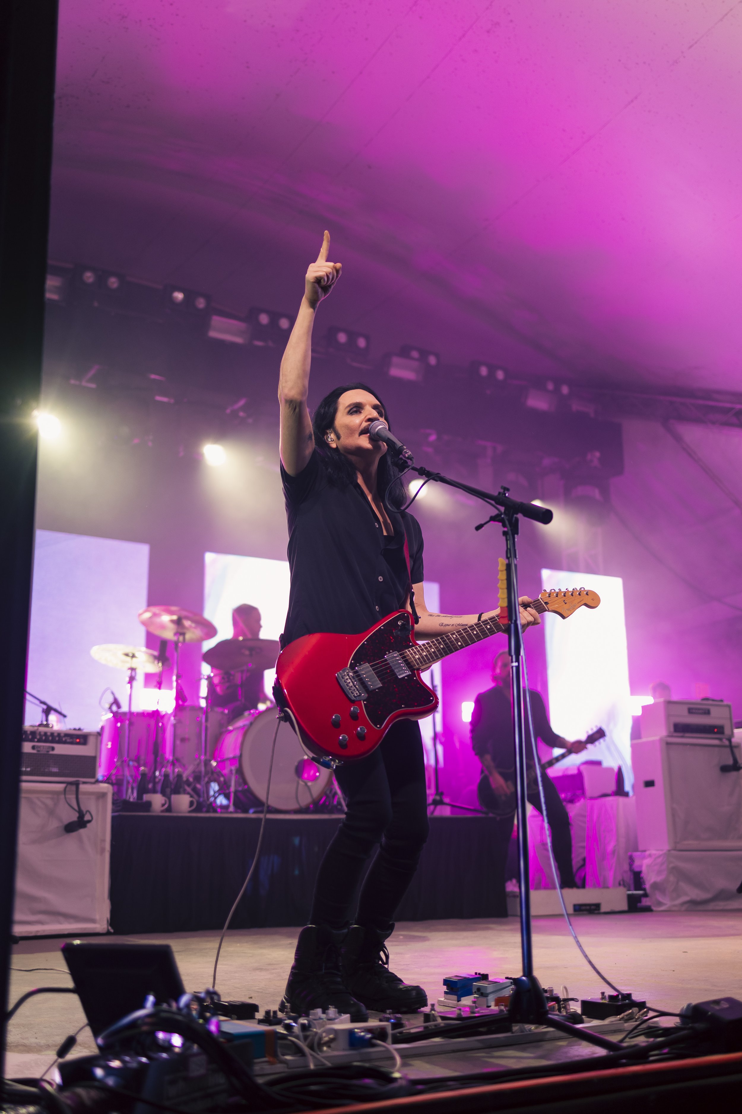  Brian Moloko, vocalist and guitarist for Placebo, matches the fans' enthusiasm while singing. 