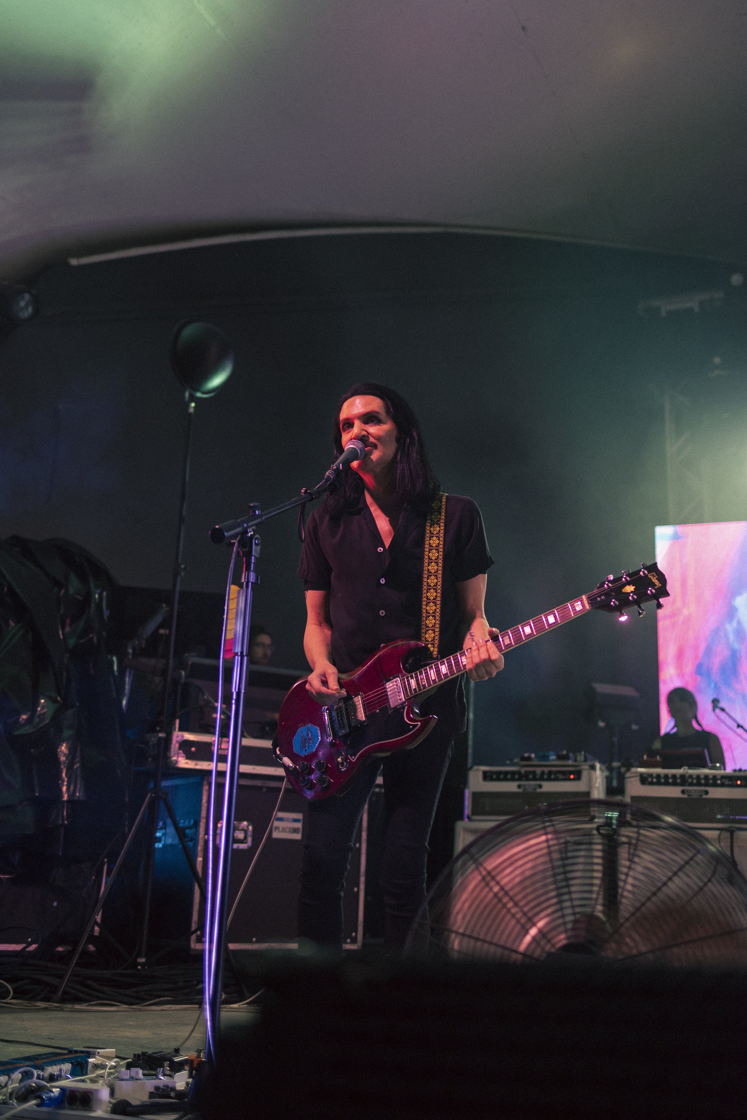  Brian Moloko, vocalist and guitarist for Placebo, matches the fans' enthusiasm while singing. 