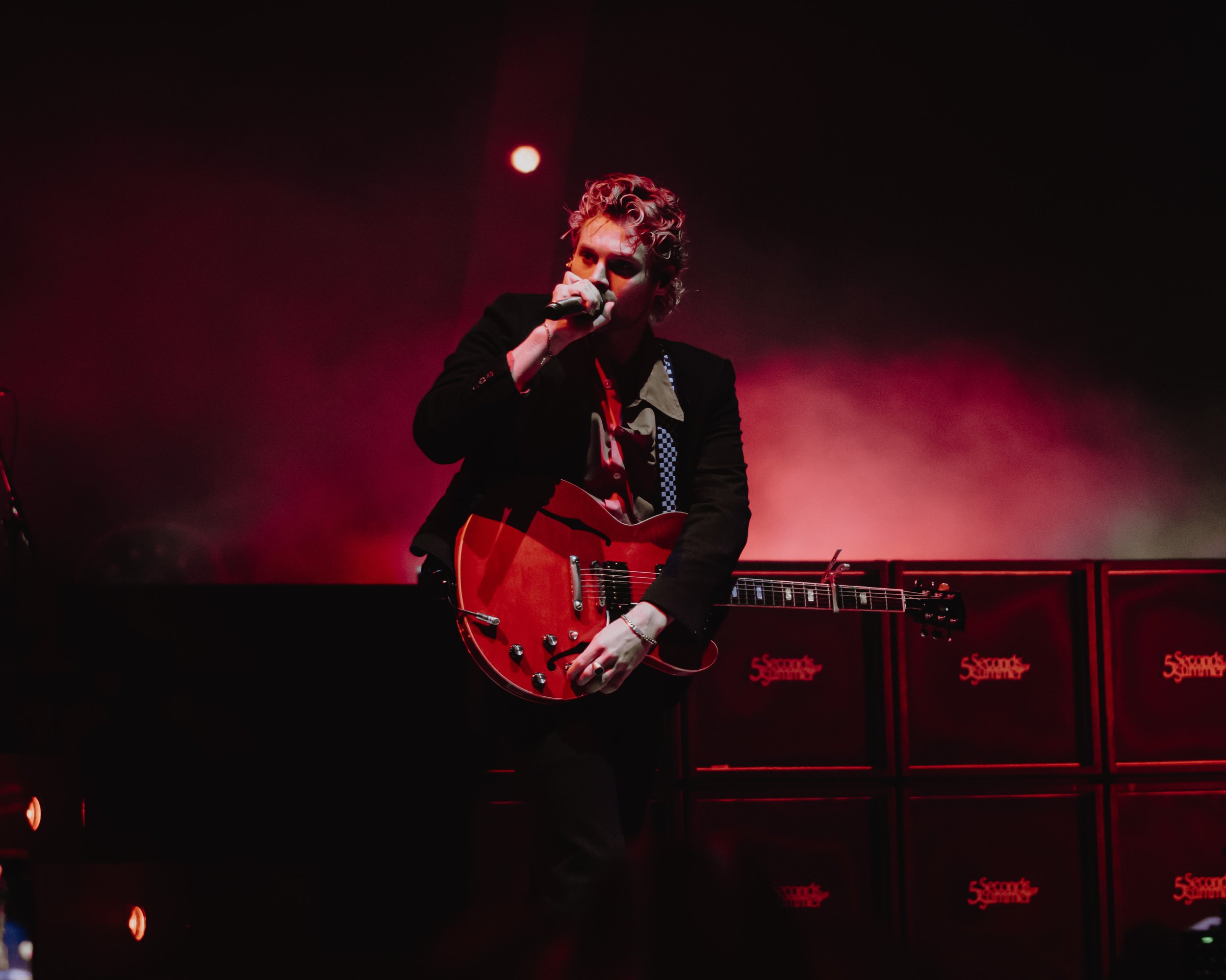  Frontman Luke Hemmings looks out at the crowd while singing “Bad Omens.” 