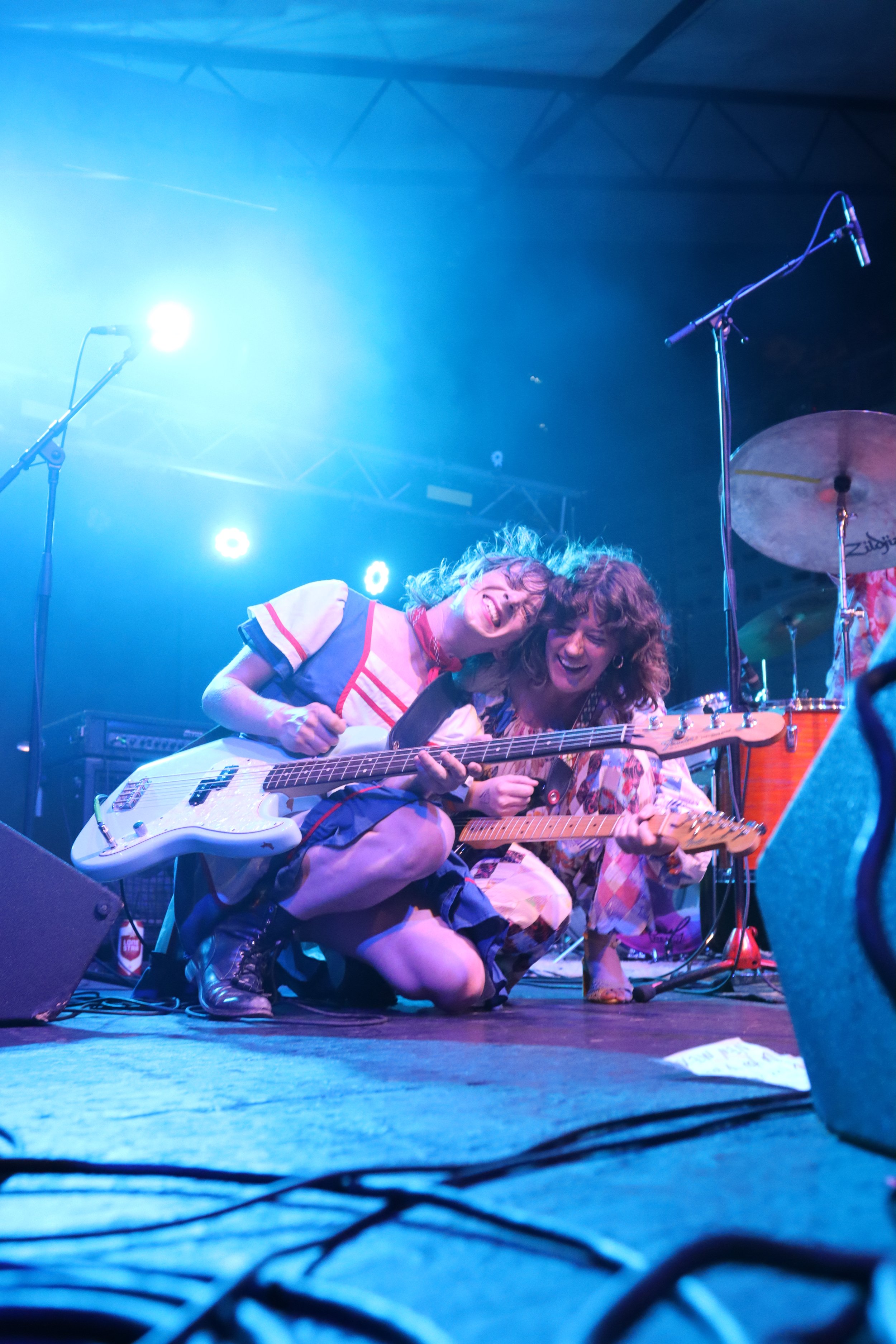  Benjamin Violet and Emily Whetstone finish out their opening set with a joyous final chord. 