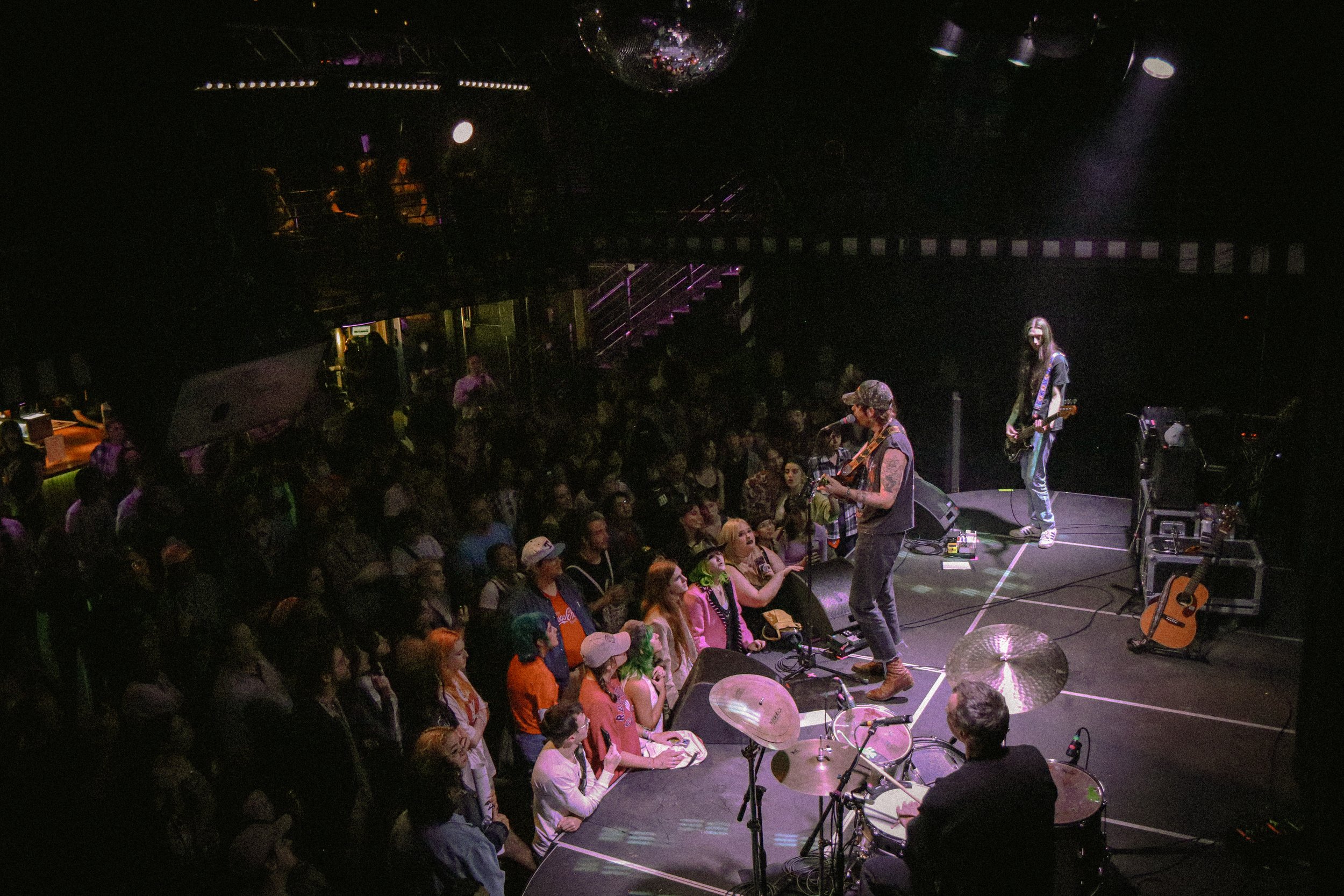  The attentive crowd shows their love during the song “uuu.” 