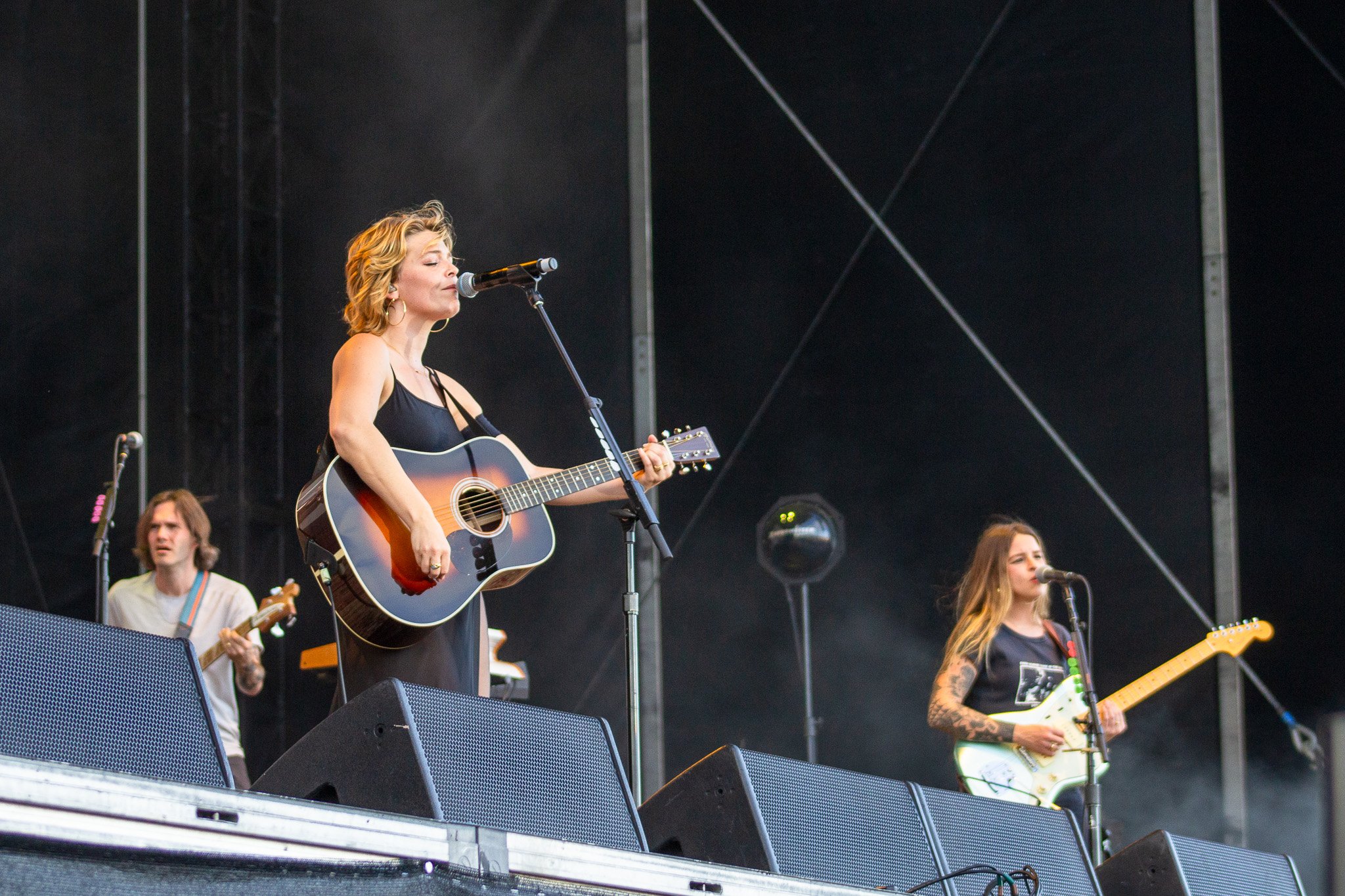  Maggie Rogers and guitarist Shannon Lauren Callihan sing “Love You For a Long Time.” 