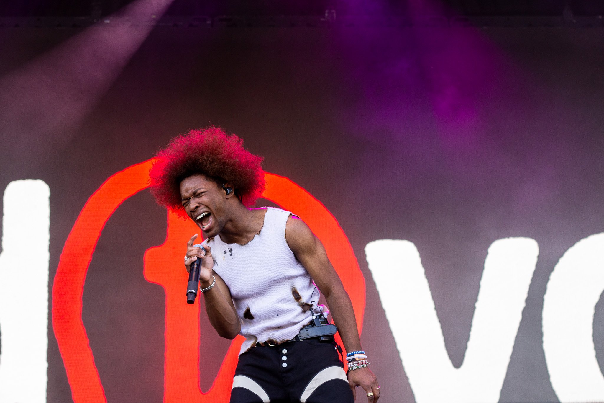   d4vd lights up the IHG stage at ACL with a passionate performance of his alternative beats. 
