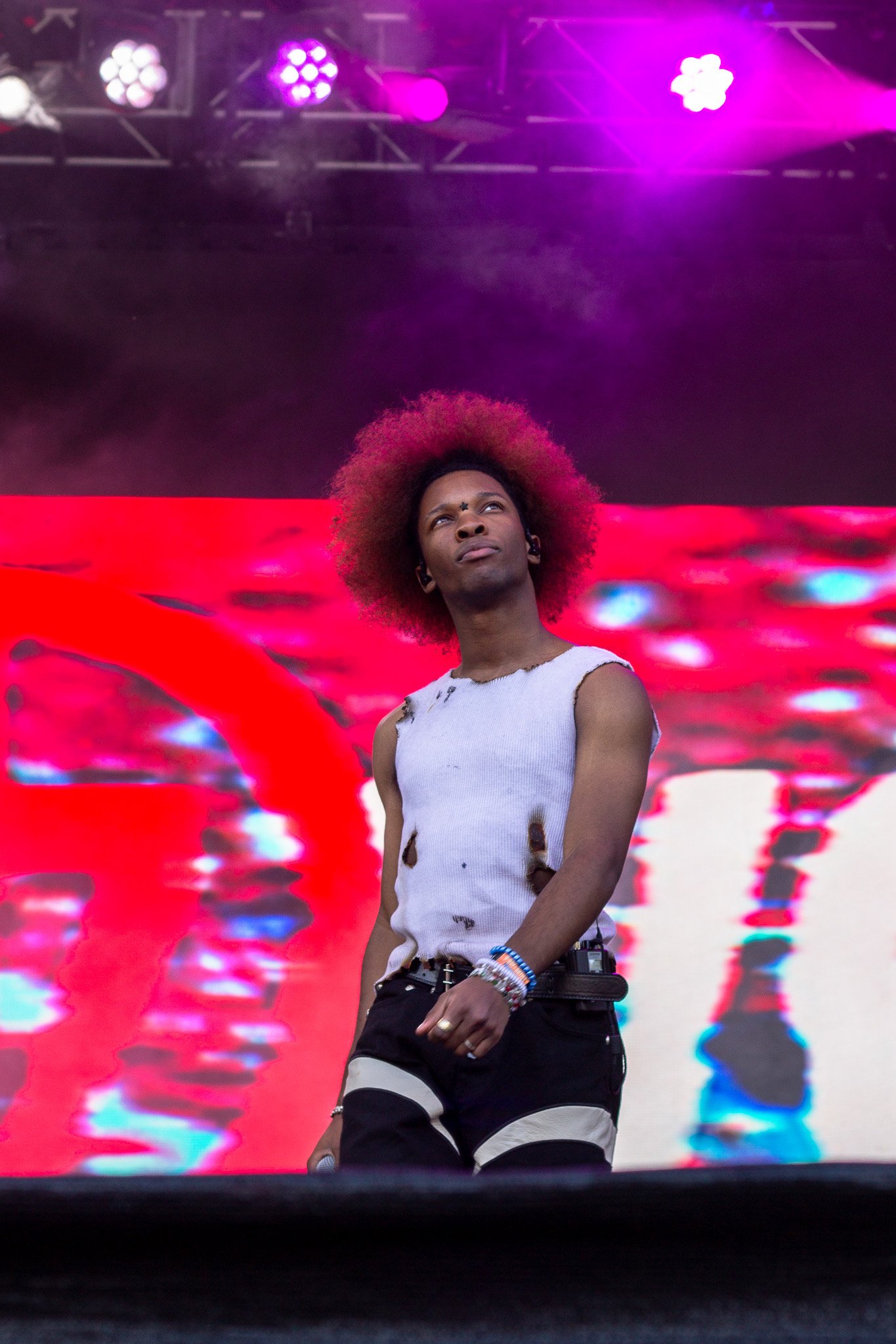   d4vd lights up the IHG stage at ACL with a passionate performance of his alternative beats. 