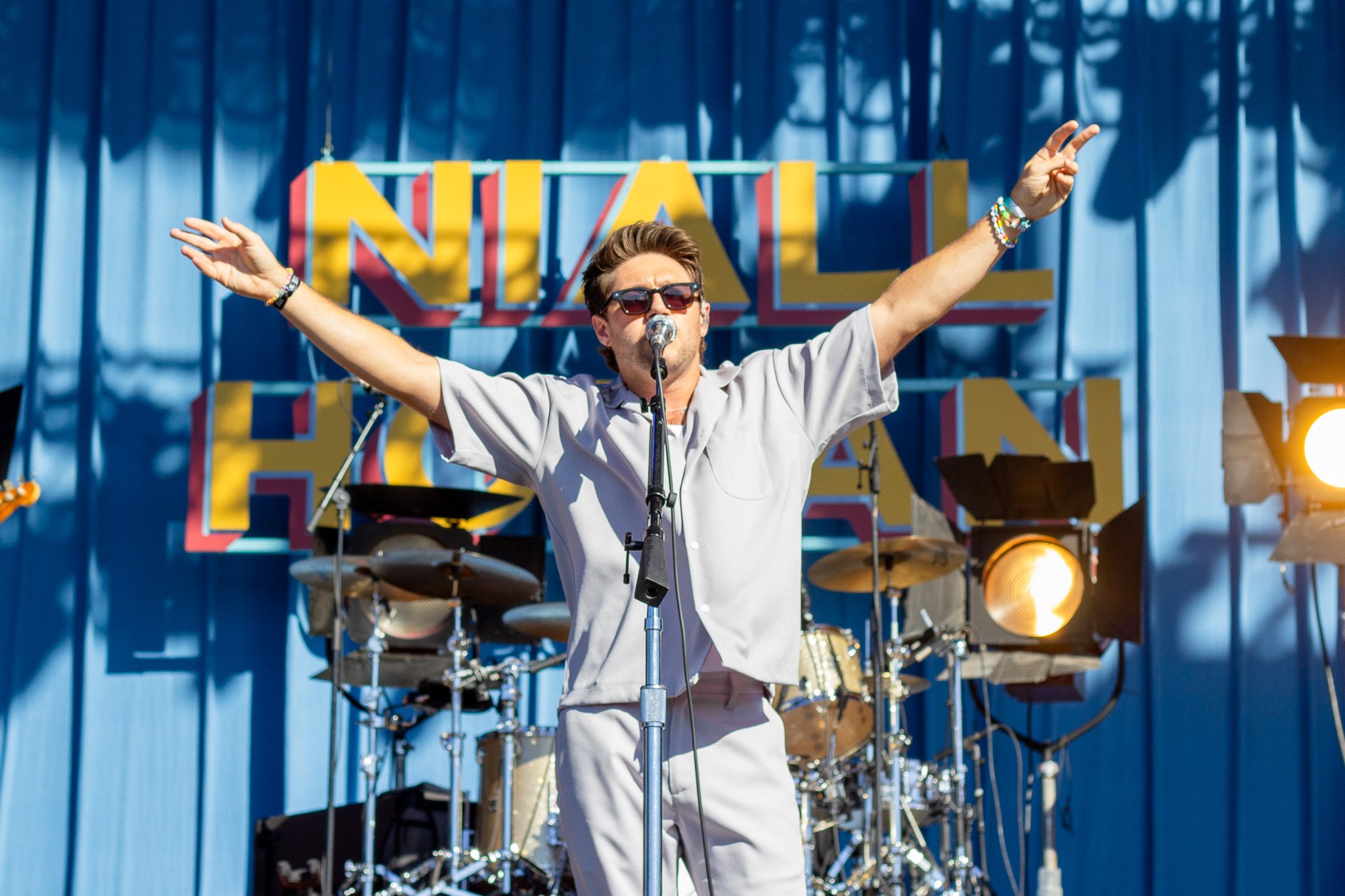  Niall Horan kicks off his set with his rock single “Nice To Meet Ya.” 