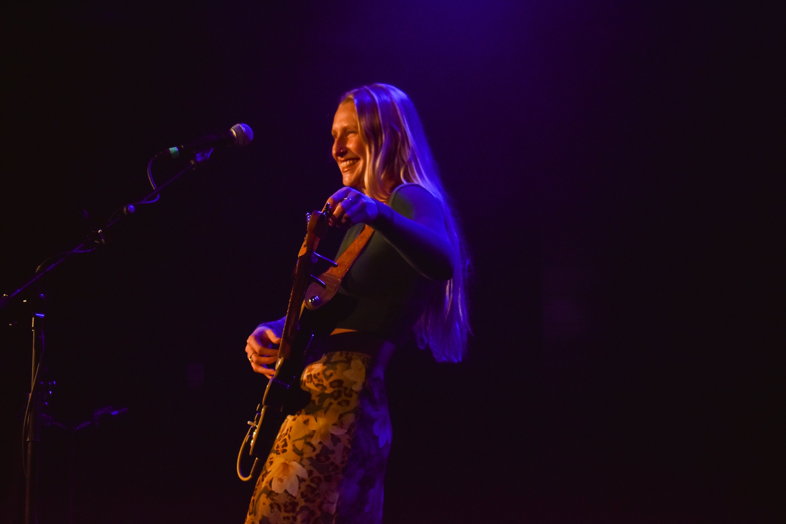  Billie Marten adjusts her guitar and begins to sing “Toulouse,” an emotional song about her time working as a bartender in London. 