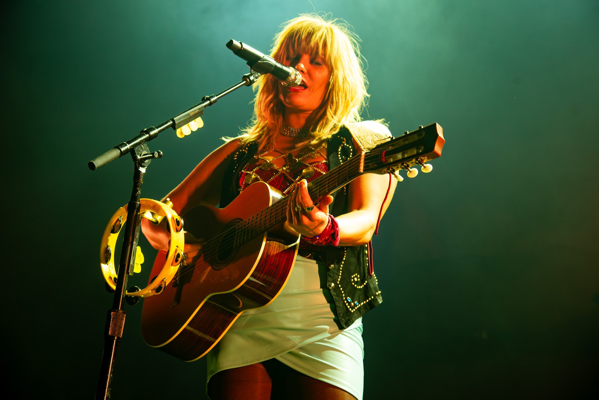  Grace Potter brings out her acoustic guitar for her first song. 