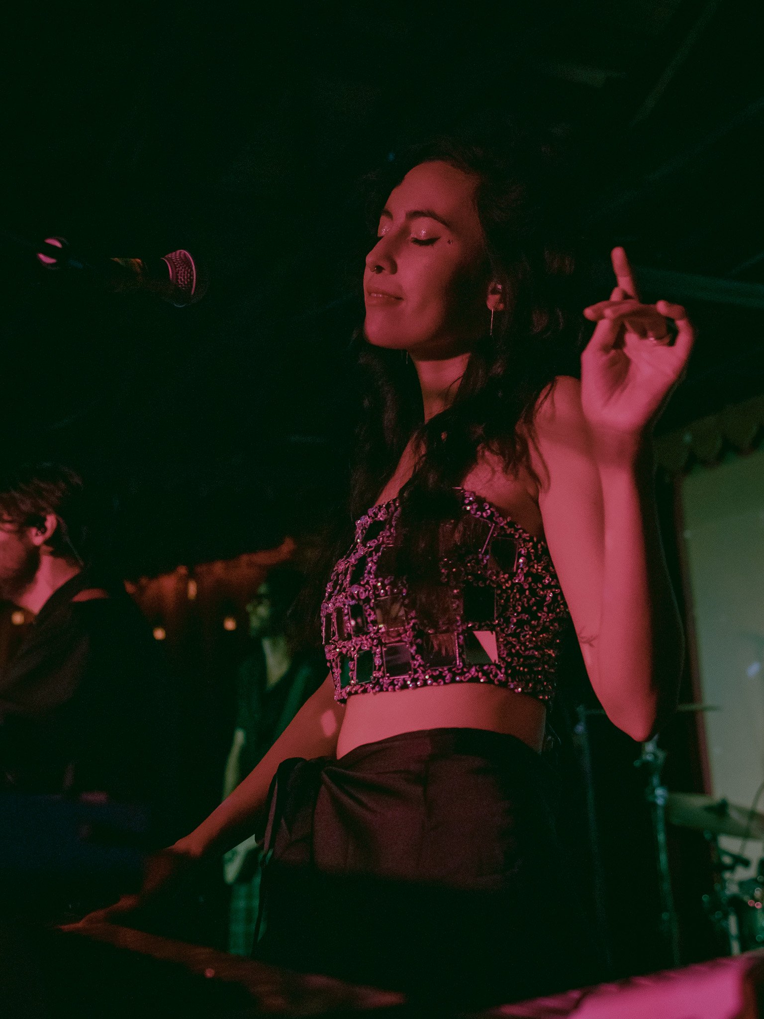  Keyboardist Elisa Bella mesmerizes audience members with her melodic playing. 