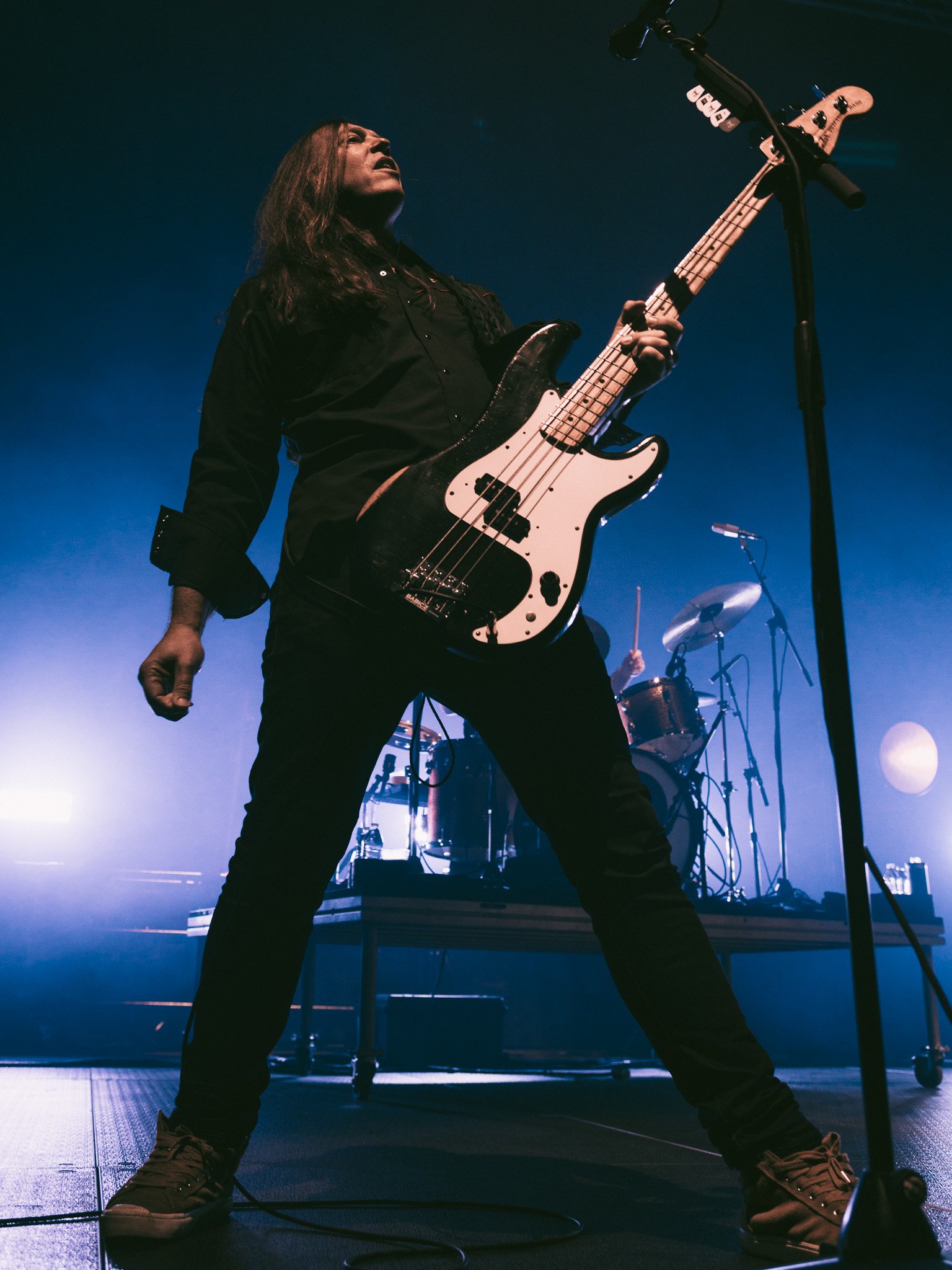  Jimmy Eat World bassist Rick Burch puts on a captivating performance. 