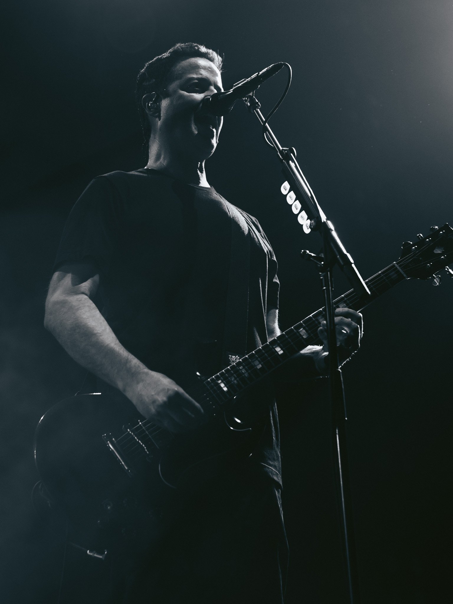  Jimmy Eat World guitarist Tom Linton looks into the crowd as he sings. 