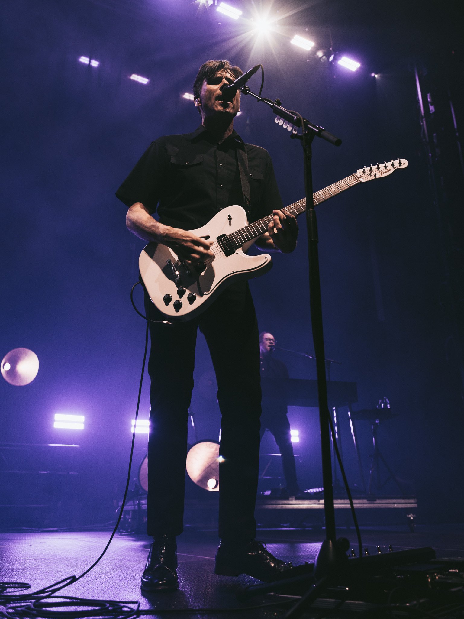  Jimmy Eat World frontman Jim Adkins opens up the band’s set with “A Praise Chorus.” 