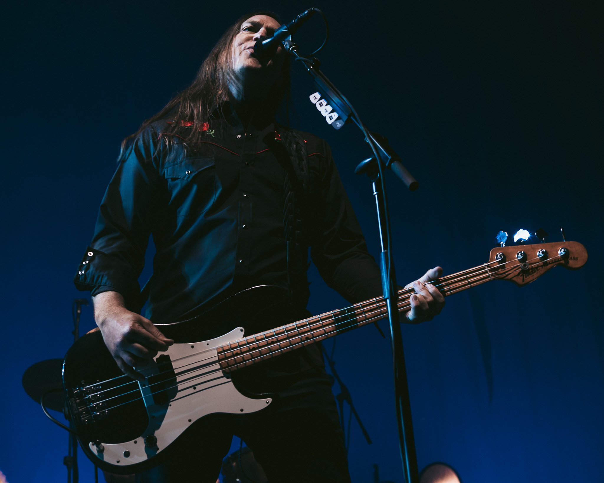  Jimmy Eat World bassist Rick Burch puts on a captivating performance. 