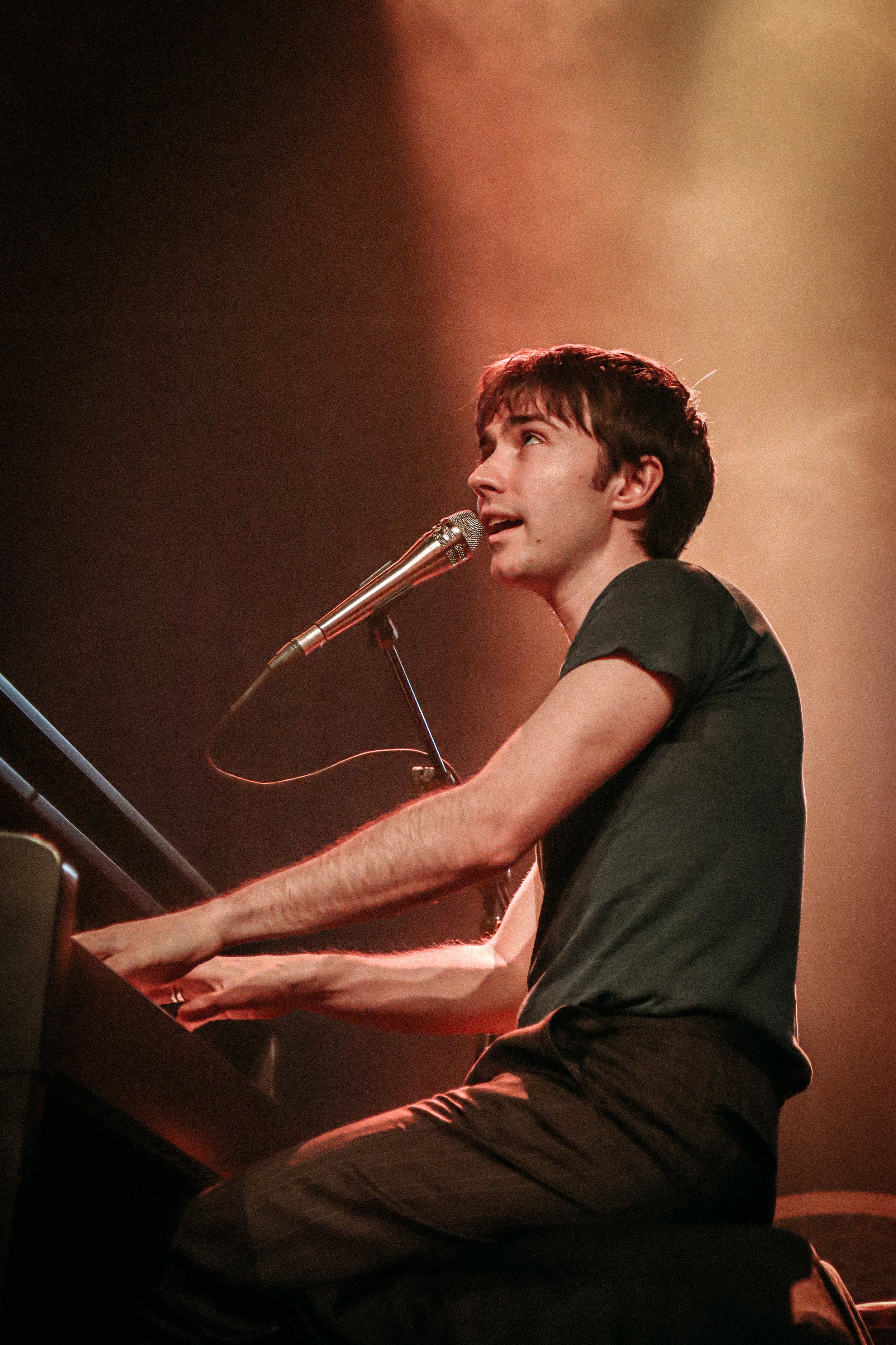  Matt Maltese takes the stage and performs tracks from his most recent album,  Driving Just To Drive . 