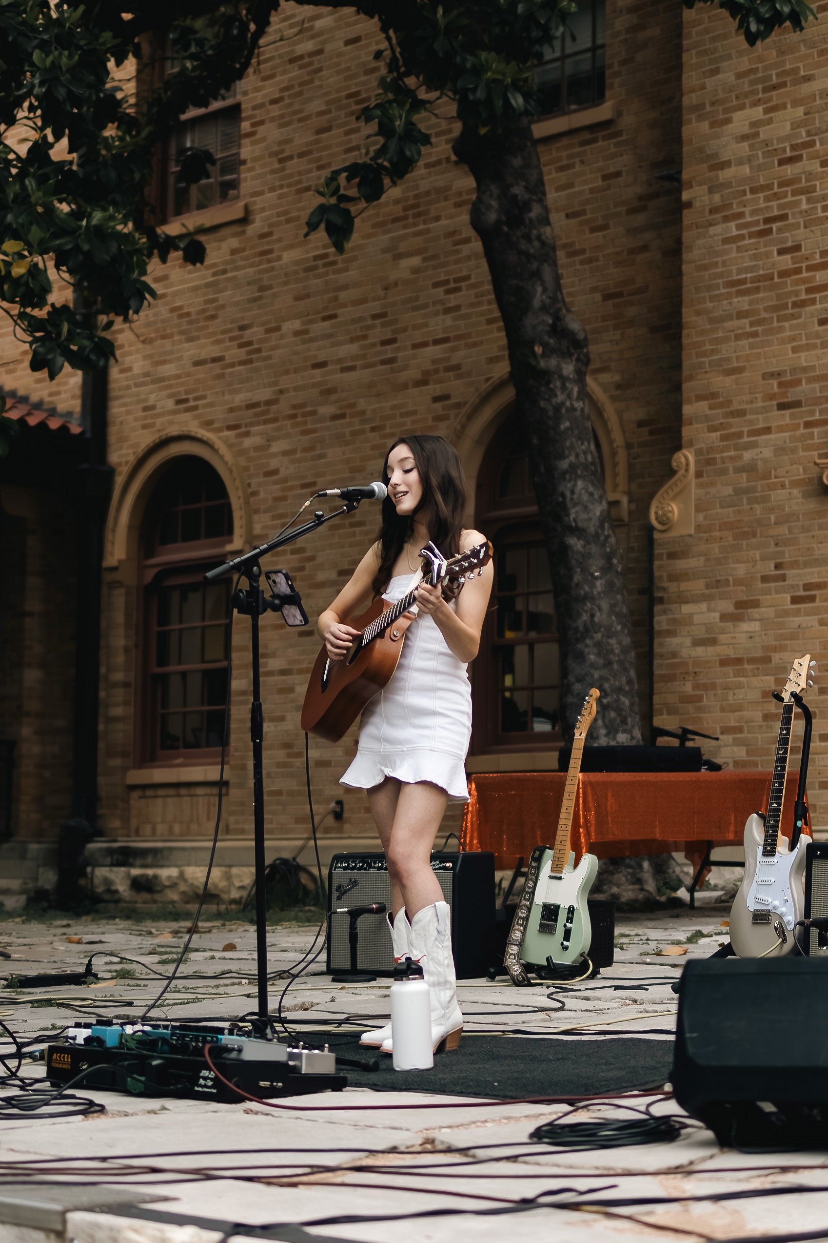  Country singer-songwriter Kylie Hernandez performs “Tennessee Blues” from her debut album,  In Memoriam . 