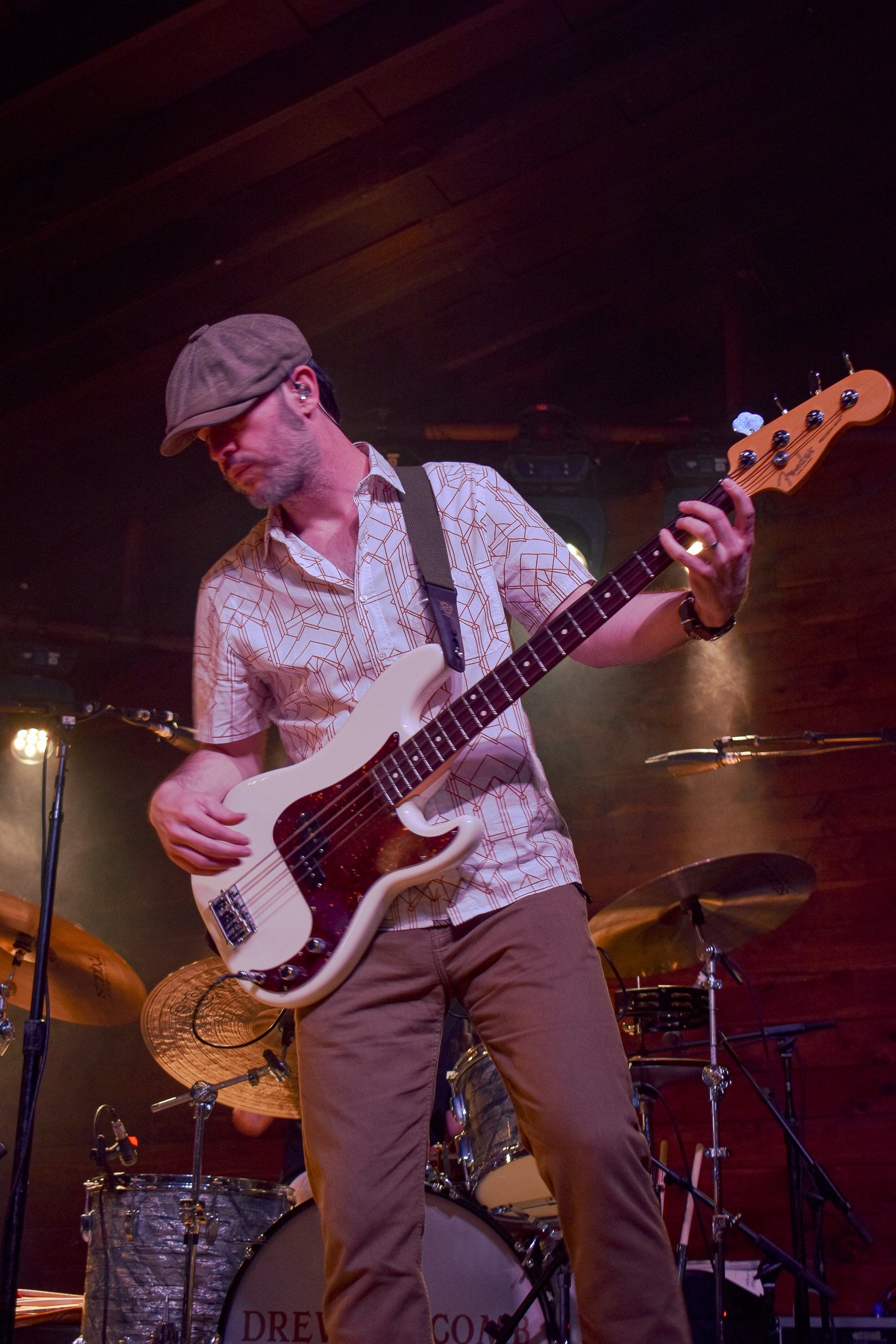  Drew Holcomb &amp; the Neighbors open the show with tunes from their latest album,  Strangers No More . 