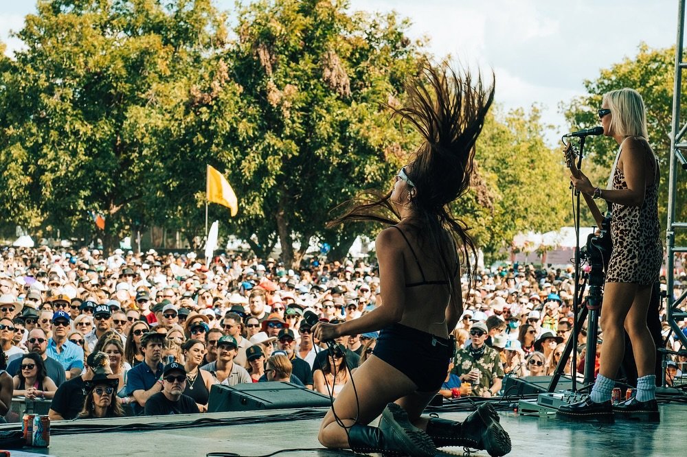 In a sweltering afternoon set, all-woman group @thebeachesband refreshed the T-Mobile stage at ACL Weekend One with a bright, vengeful performance. ☀️ Couldn&rsquo;t make it to the set? Read our full Concert Review written by Digital EIC @janiebicker